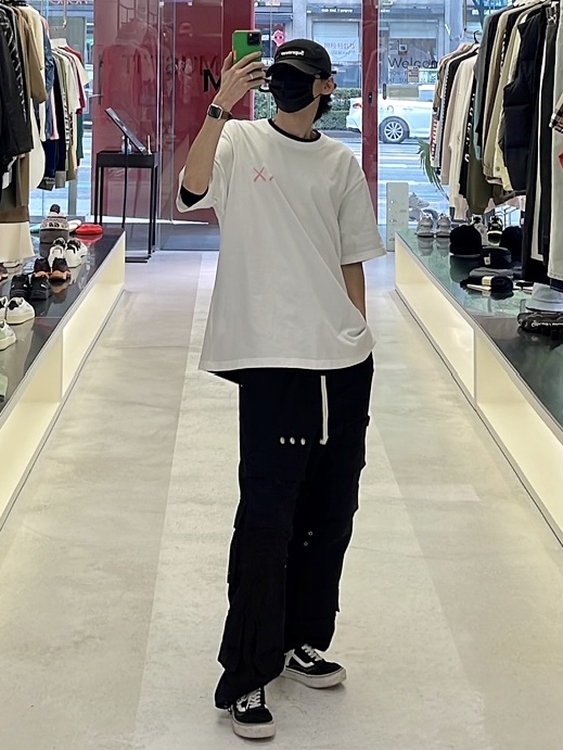 Vans Old Skool 36 DX Anaheim Factory Black White, Uniqlo UT x Kaws Short Sleeve Graphic T-Shirt White 착용 스타일 - 2