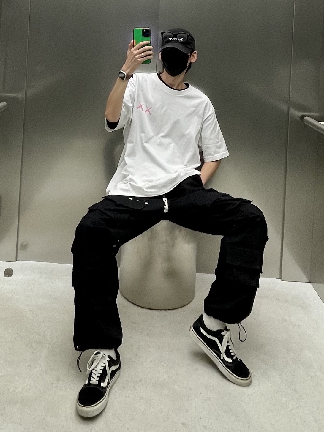 Vans Old Skool 36 DX Anaheim Factory Black White, Uniqlo UT x Kaws Short Sleeve Graphic T-Shirt White 착용 스타일 - 3