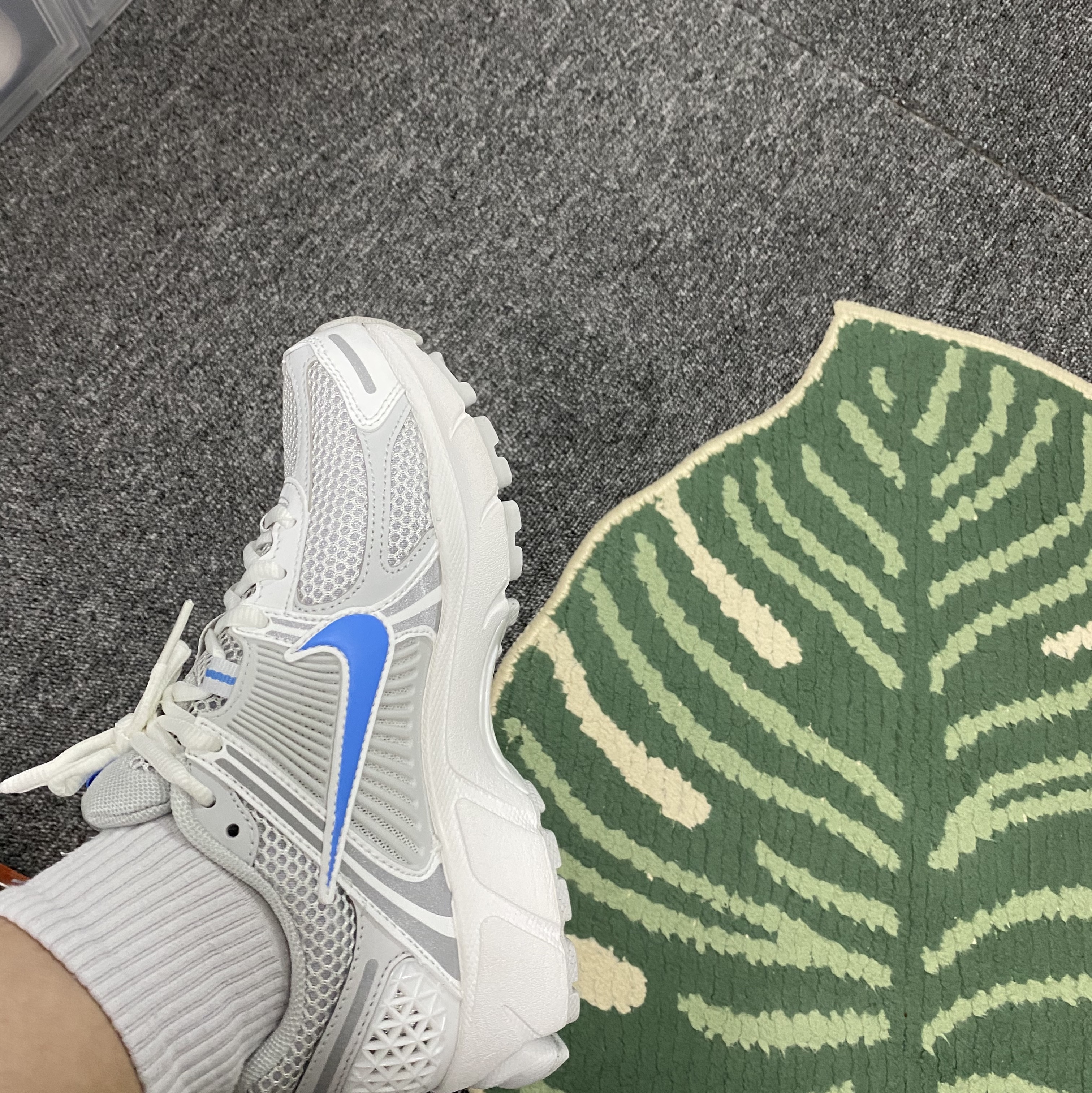 Nike Zoom Vomero 5 Photon Dust and University Blue 착용 스타일 - 2