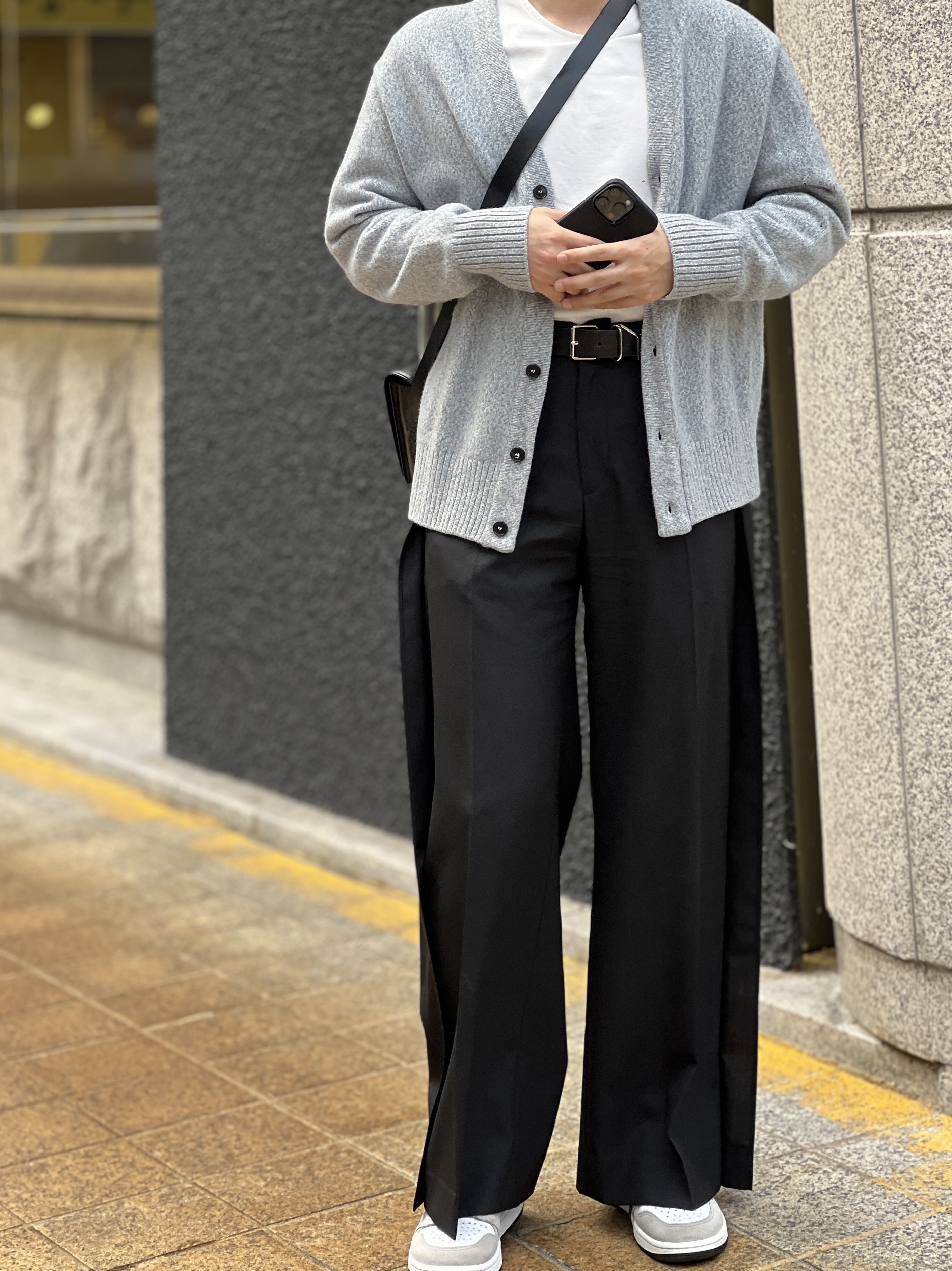 Lemaire Camera Bag Vegetable-Tanned Leather Black, Jordan 1 Retro High OG Light Smoke Grey 착용 스타일