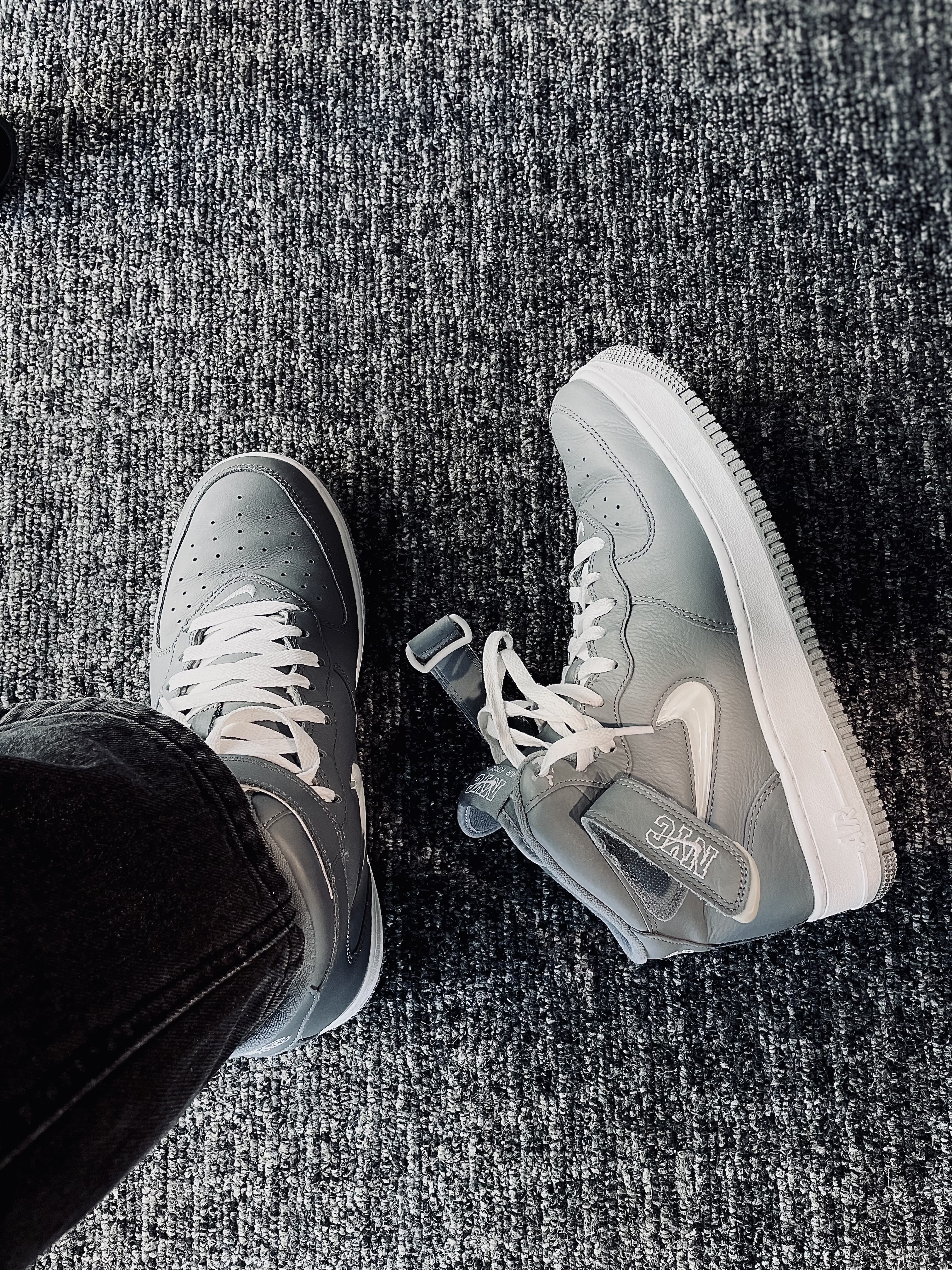 Nike Air Force 1 Mid QS NYC Cool Grey 착용 스타일
