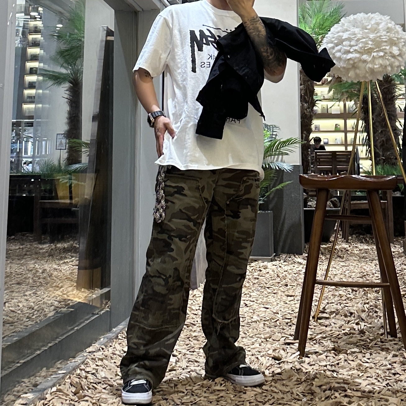 Stussy World Tour T-Shirt White 2023, Converse x Stussy One Star Ox Black 착용 스타일 - 1