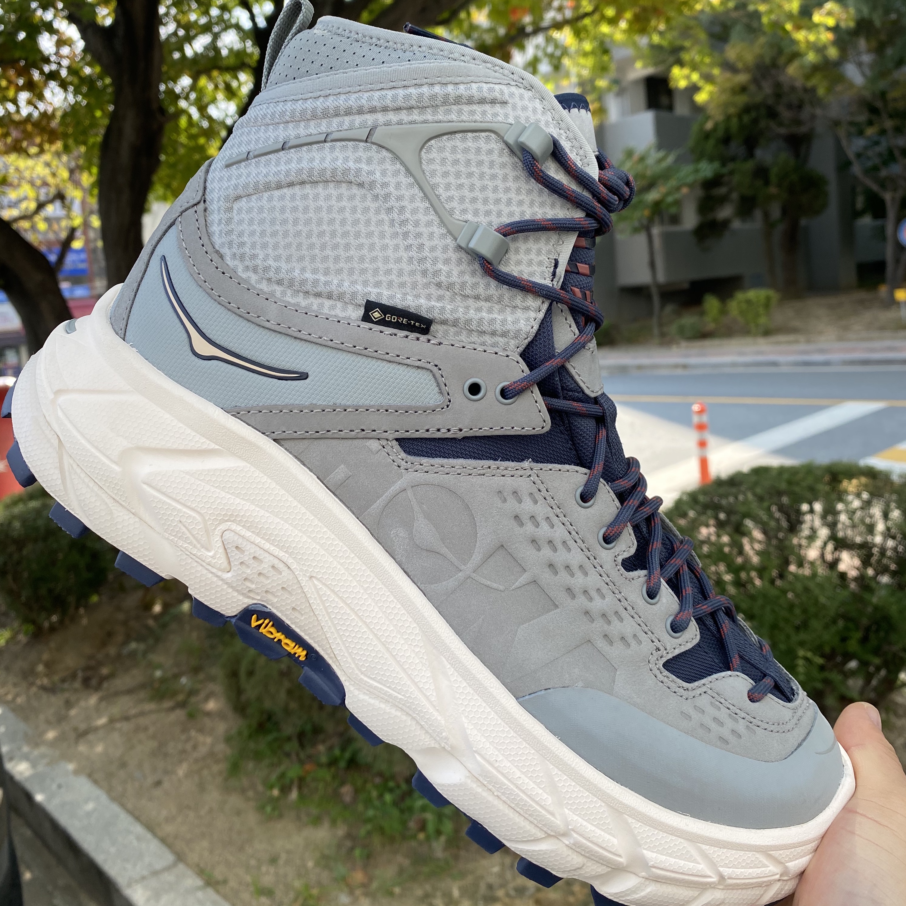 Hoka Tor Ultra High Limstone Shifting Sand 착용 스타일