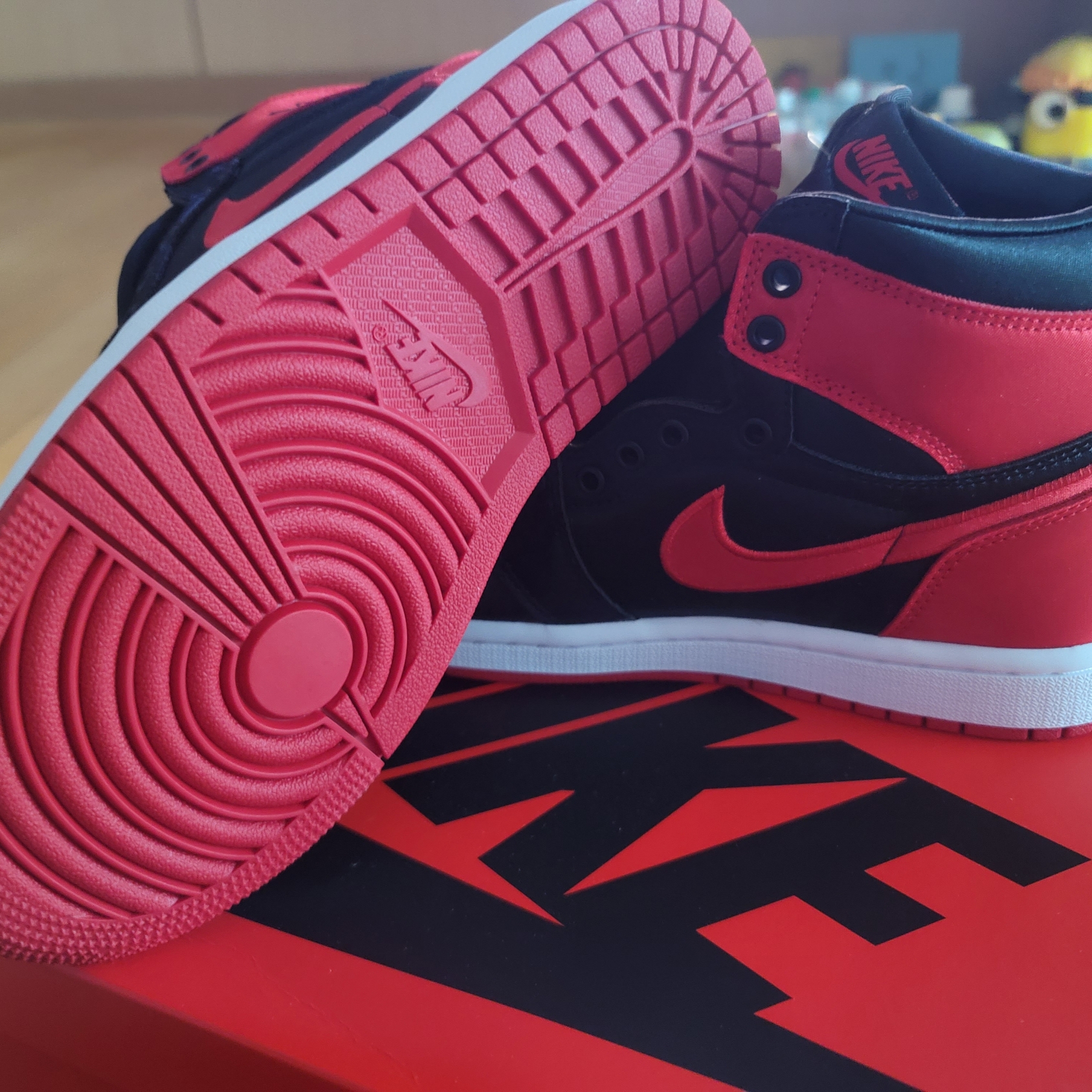 (W) Jordan 1 Retro High OG Satin Bred 착용 스타일 - 4