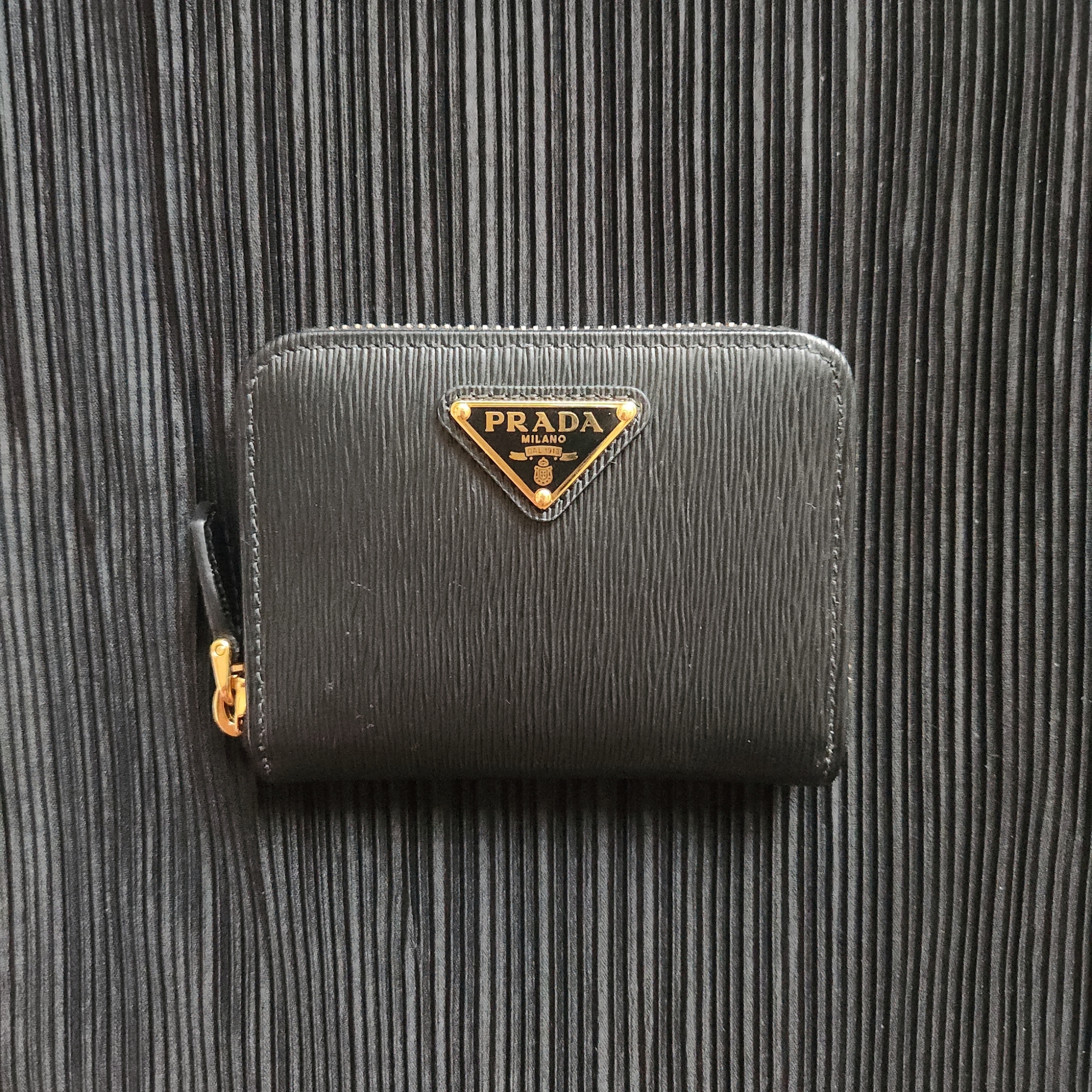 Prada Vitello Move Leather Coin Purse Black 착용 스타일