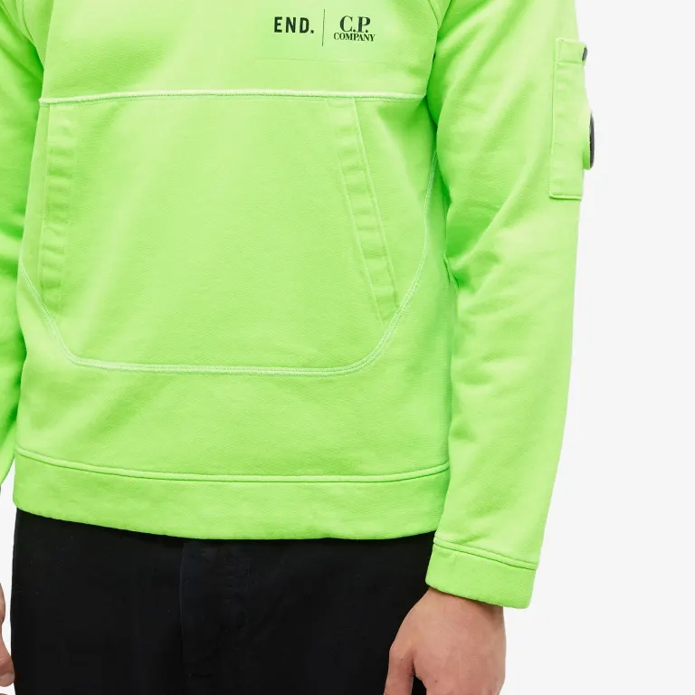 C.P. Company x END. Adapt Plated Fluo Fleece Hoodie Green 착용 스타일 - 2