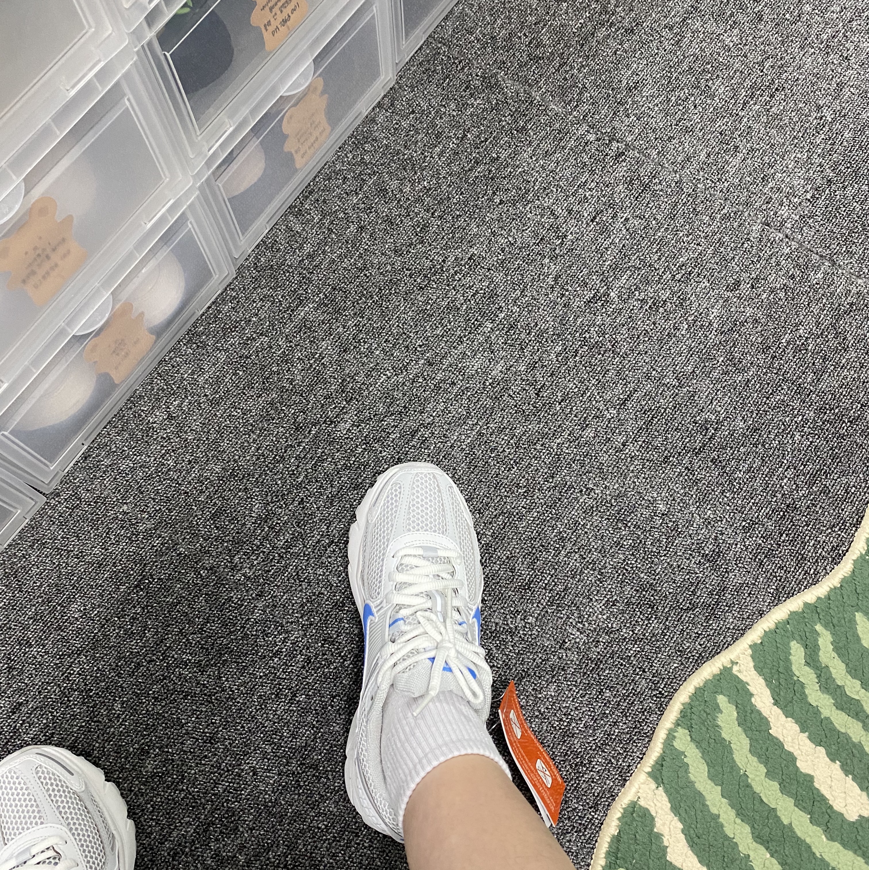 Nike Zoom Vomero 5 Photon Dust and University Blue 착용 스타일 - 1