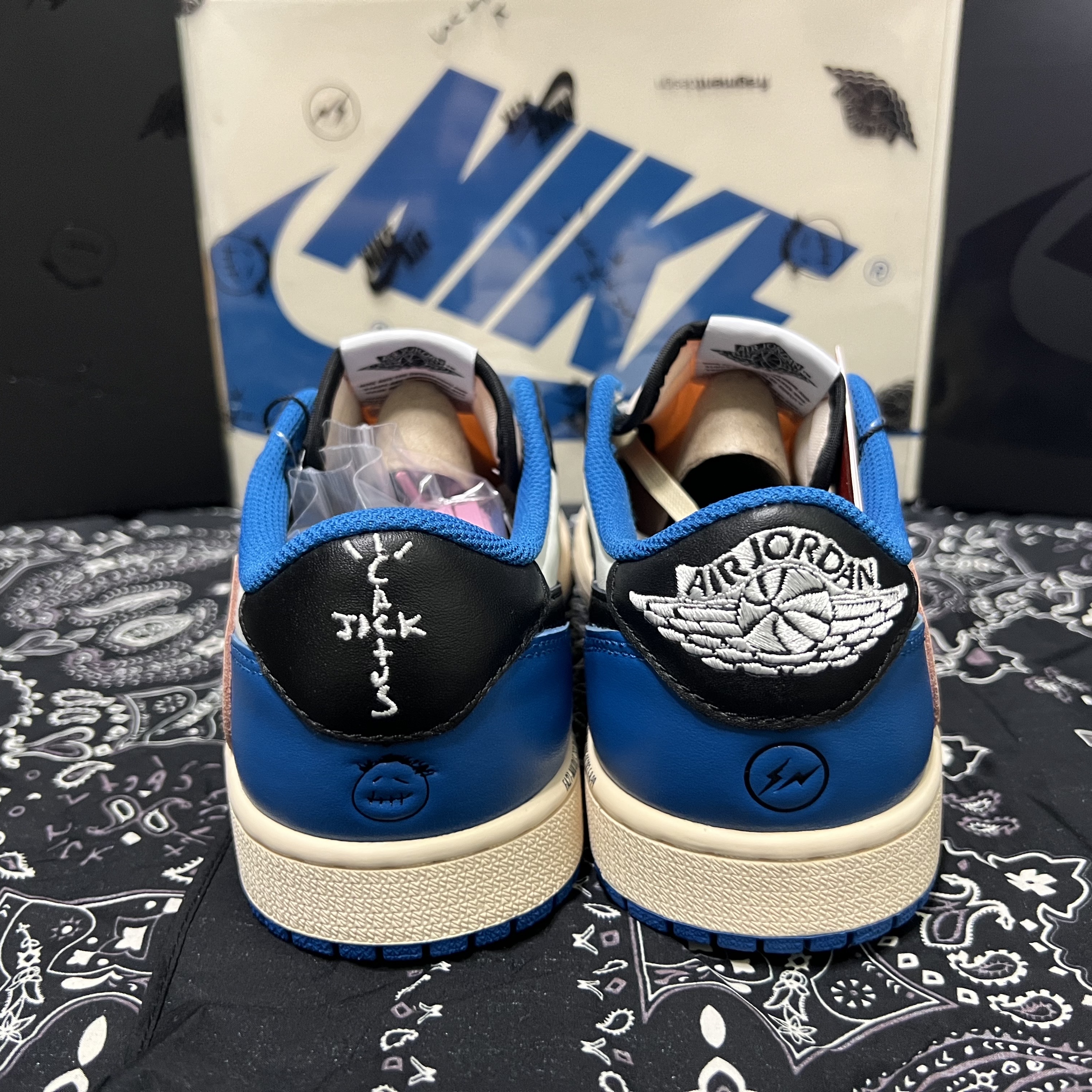Jordan 1 x Travis Scott x Fragment Retro Low OG SP Military Blue 착용 스타일 - 2