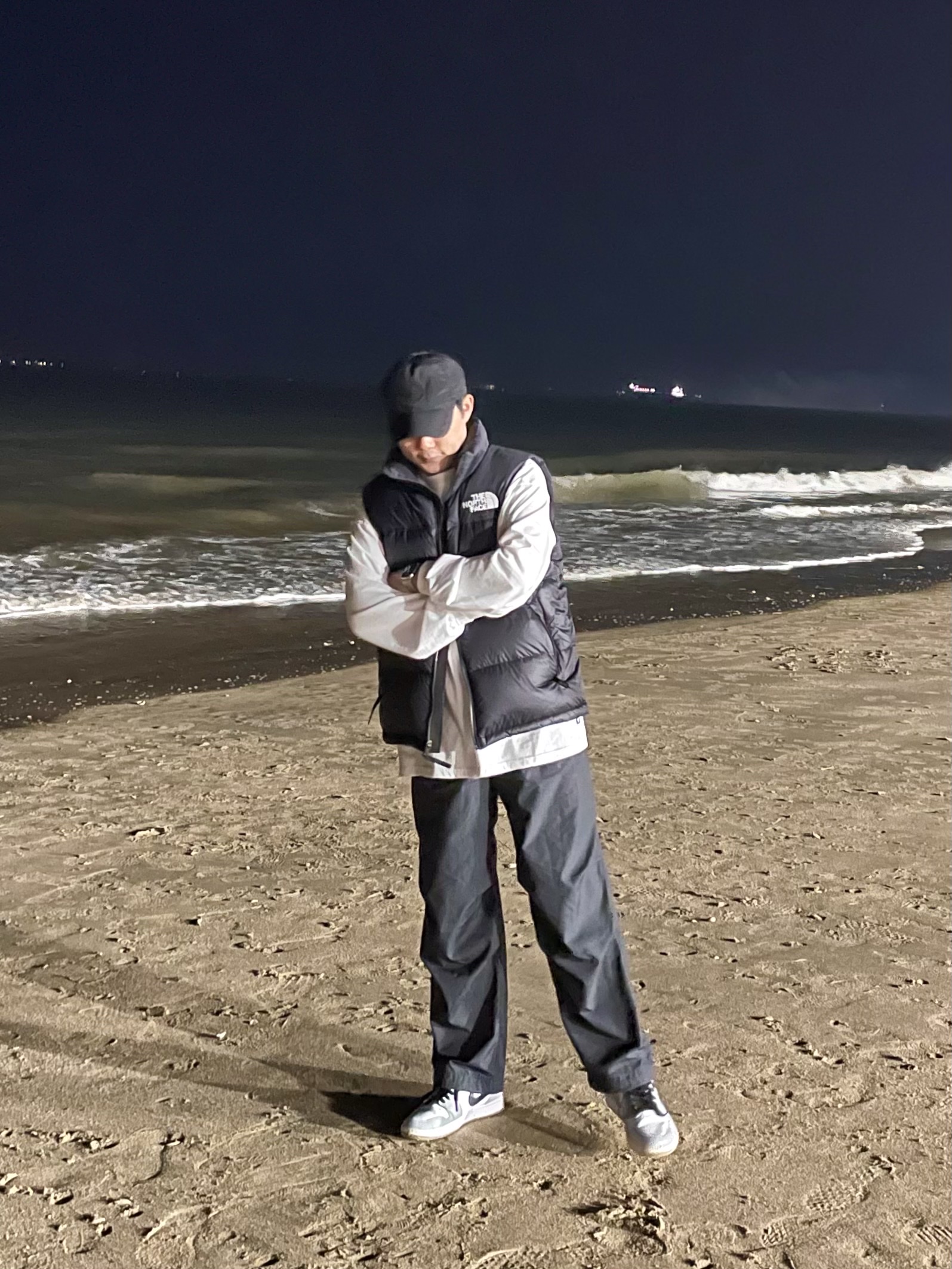 The North Face 1996 Retro Nuptse Vest Black, Jordan 1 Mid Light Smoke Grey 착용 스타일