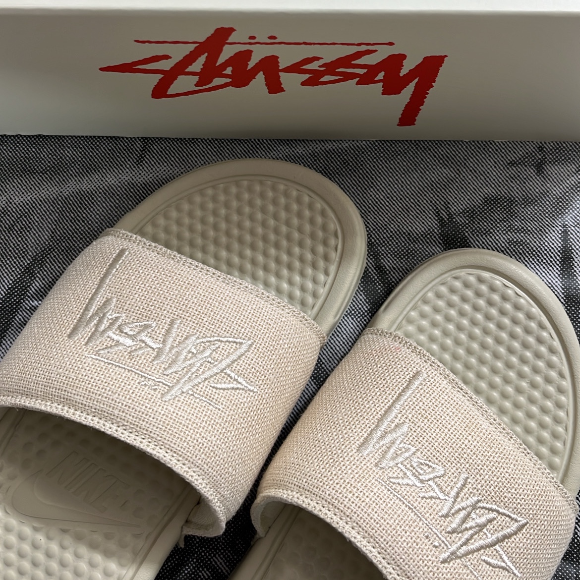 Nike x Stussy Benassi Slide Sail, Nike x Stussy Benassi Hemp Slide Fossil Stone 착용 스타일 - 2
