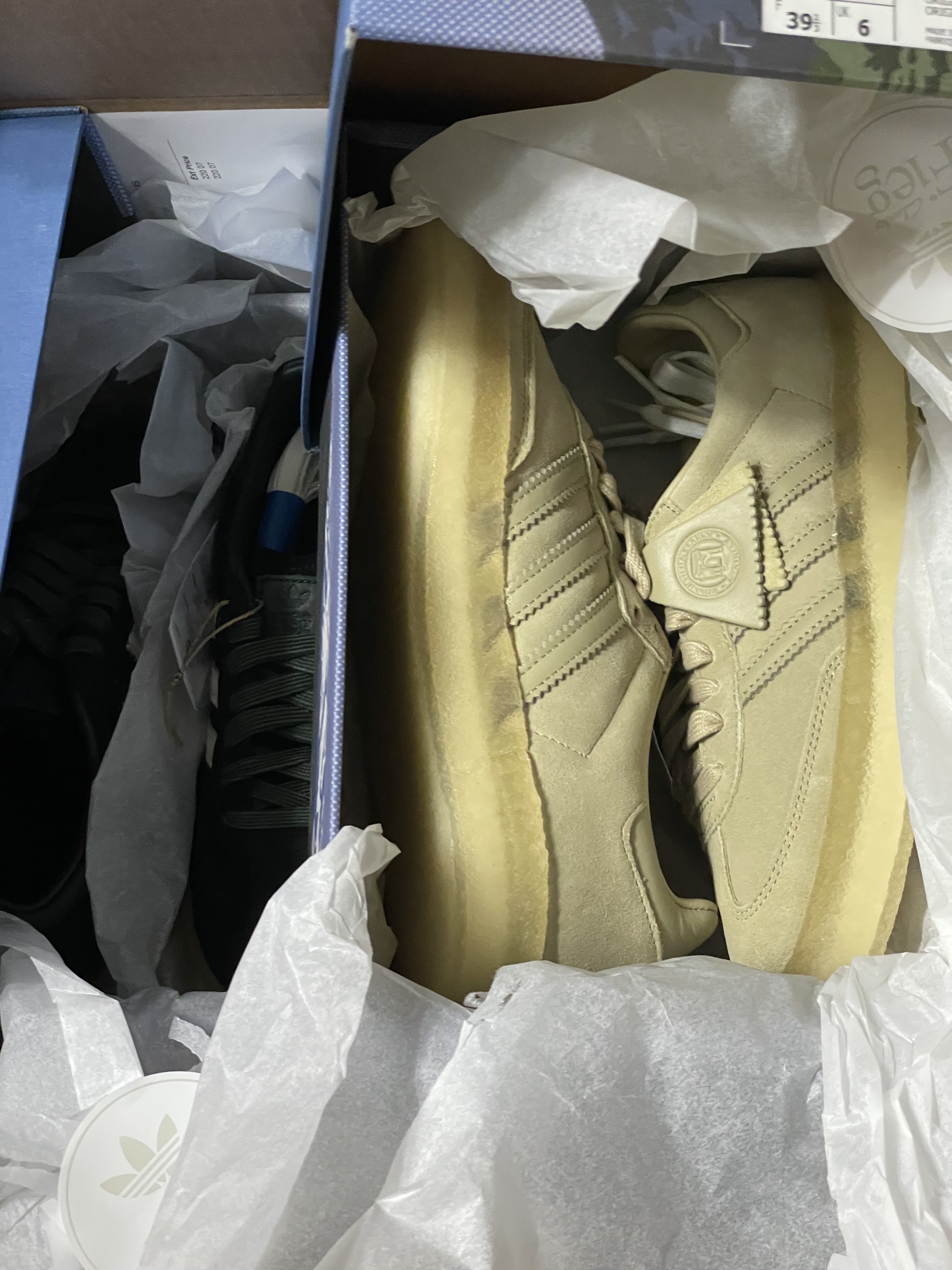 Adidas x Clarks x Ronnie Fieg 8th Street Samba Shadow Green, Adidas x Clarks x Ronnie Fieg 8th Street Samba Savannah 착용 스타일 - 1