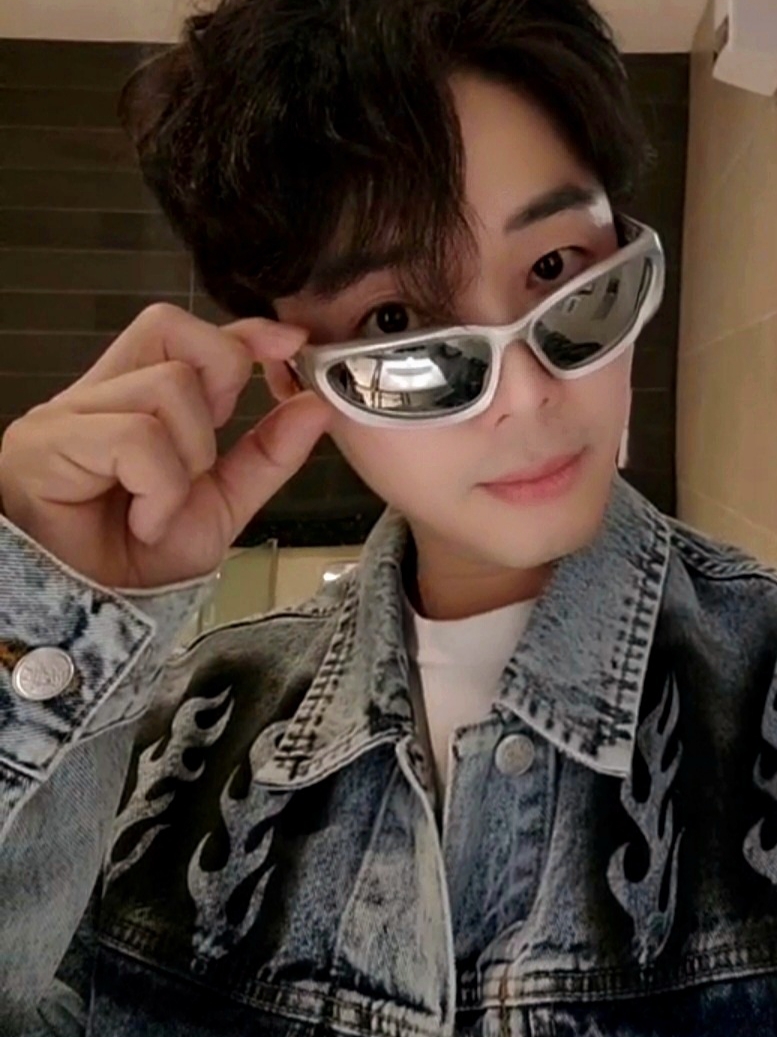 Balenciaga Swift Oval Sunglasses Silver, Nike x Off-White Dunk Low Pine Green 착용 스타일 - 1
