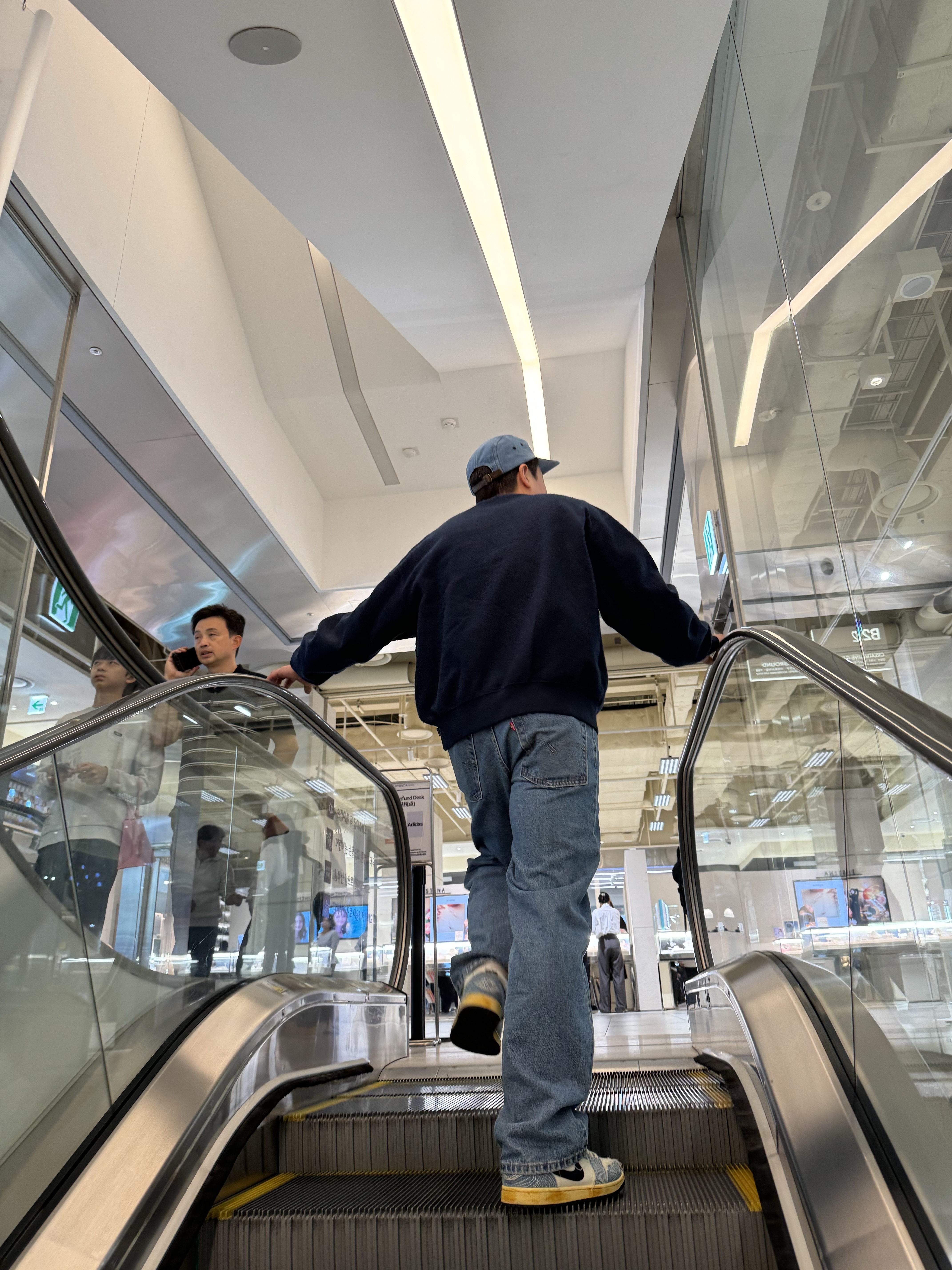 Supreme Inside Out Crewneck Navy - 23FW, Supreme Washed Chino Twill Camp Cap Denim - 23FW 착용 스타일 - 4
