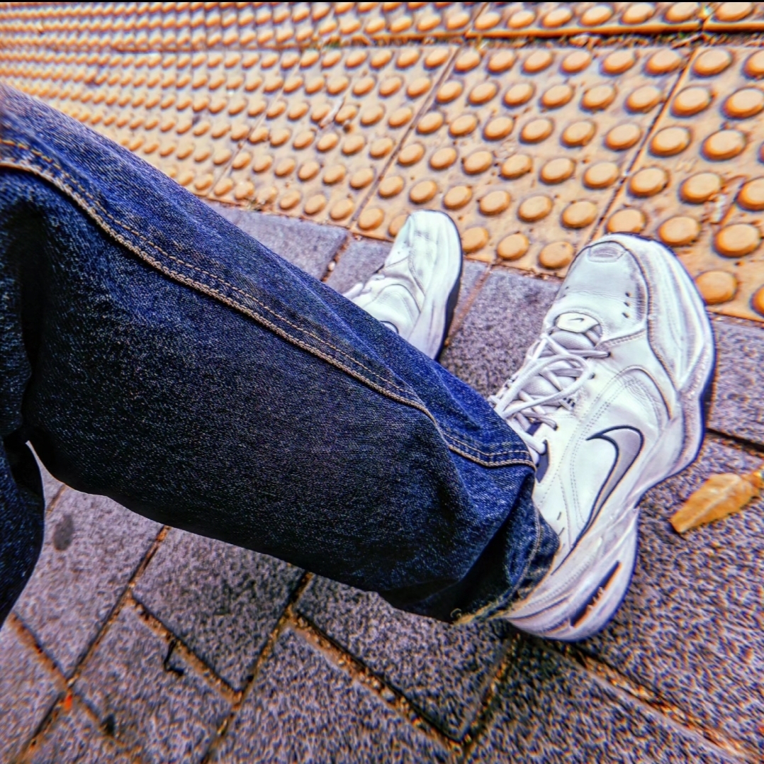 Nike Air Monarch IV White Navy 착용 스타일 - 2
