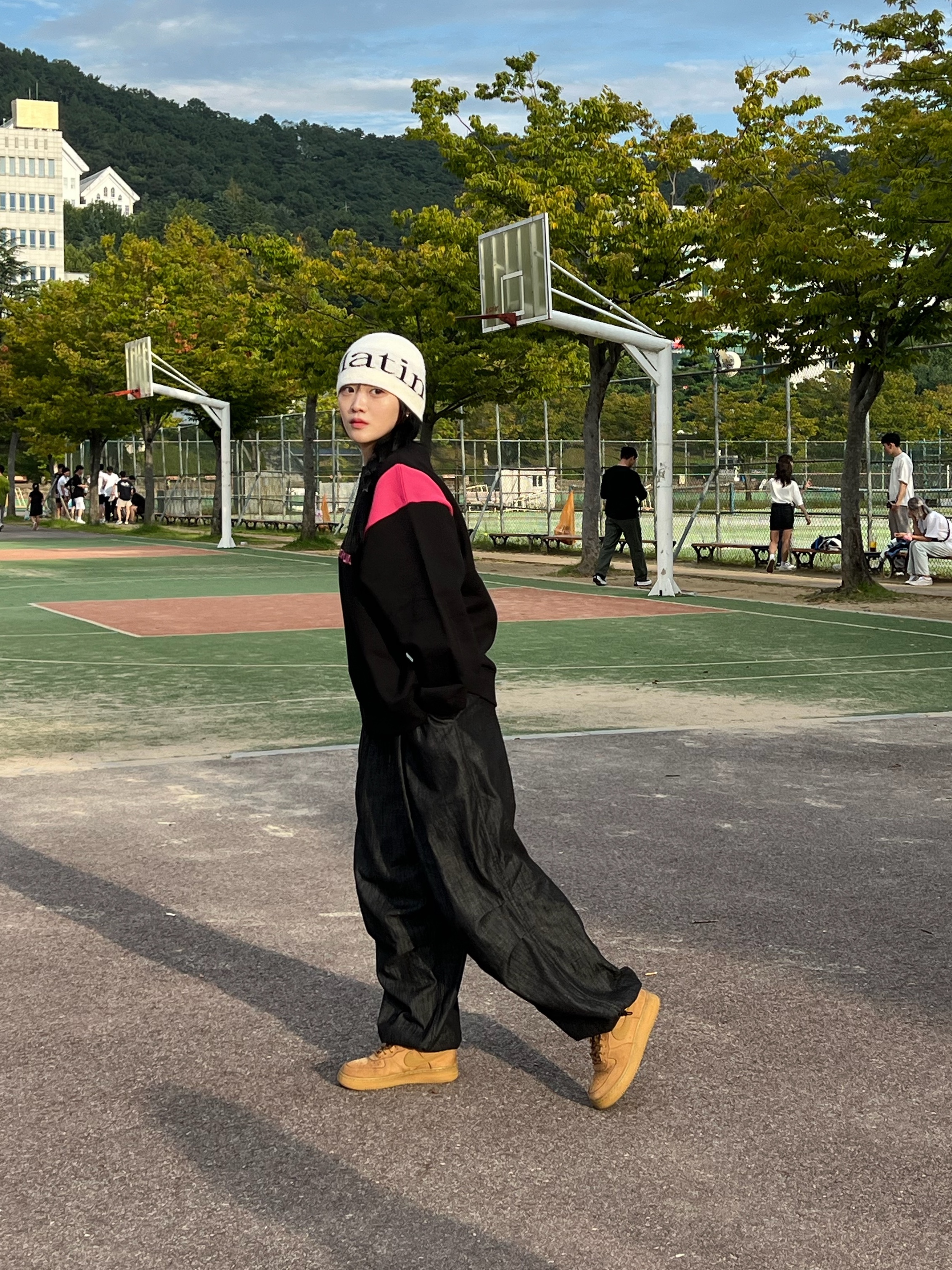 Nike Air Force 1 '07 WB Flax, Matin Kim Logo Jacquard Short Beanie White 착용 스타일 - 5