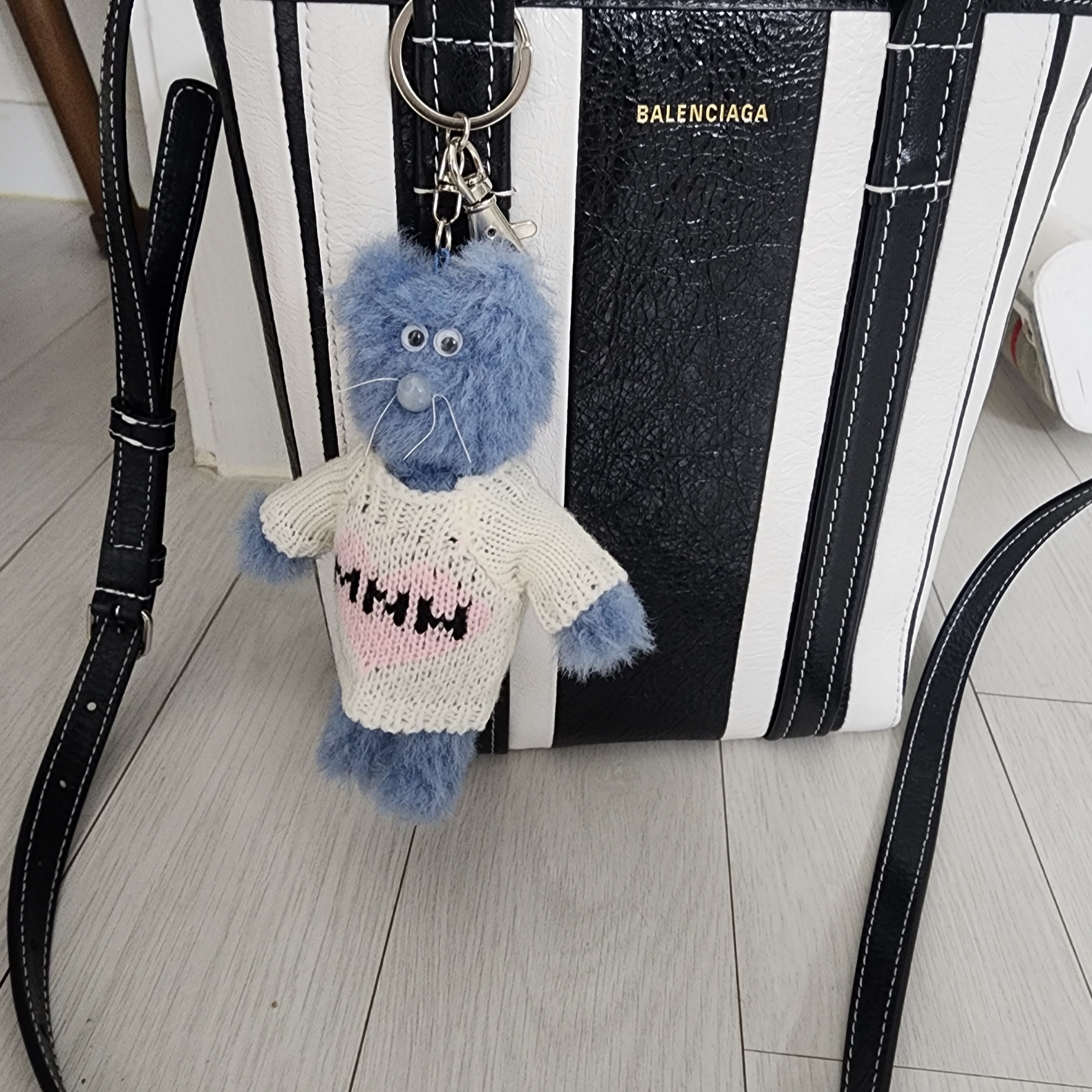 Monamhee Love Flexy Keyring Blue 착용 스타일