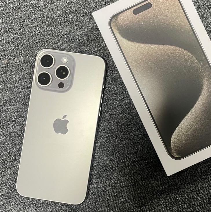 Apple iPhone 15 Pro Max 512GB Natural Titanium (Korean Ver.) 착용 스타일