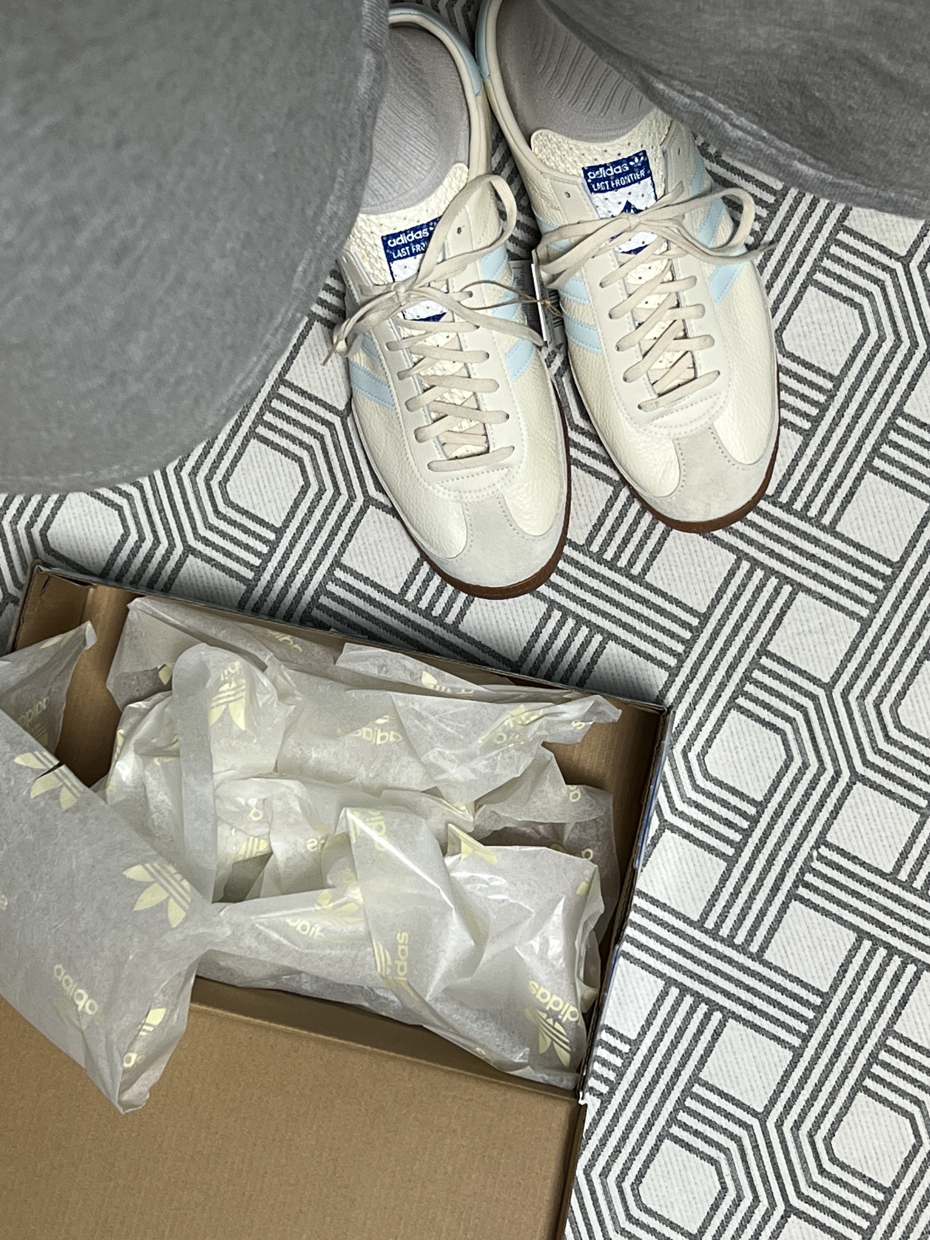 (W) Adidas Gazelle Indoor Blue Fusion Cloud White, Jordan 1 Low OG Starfish 착용 스타일 - 5