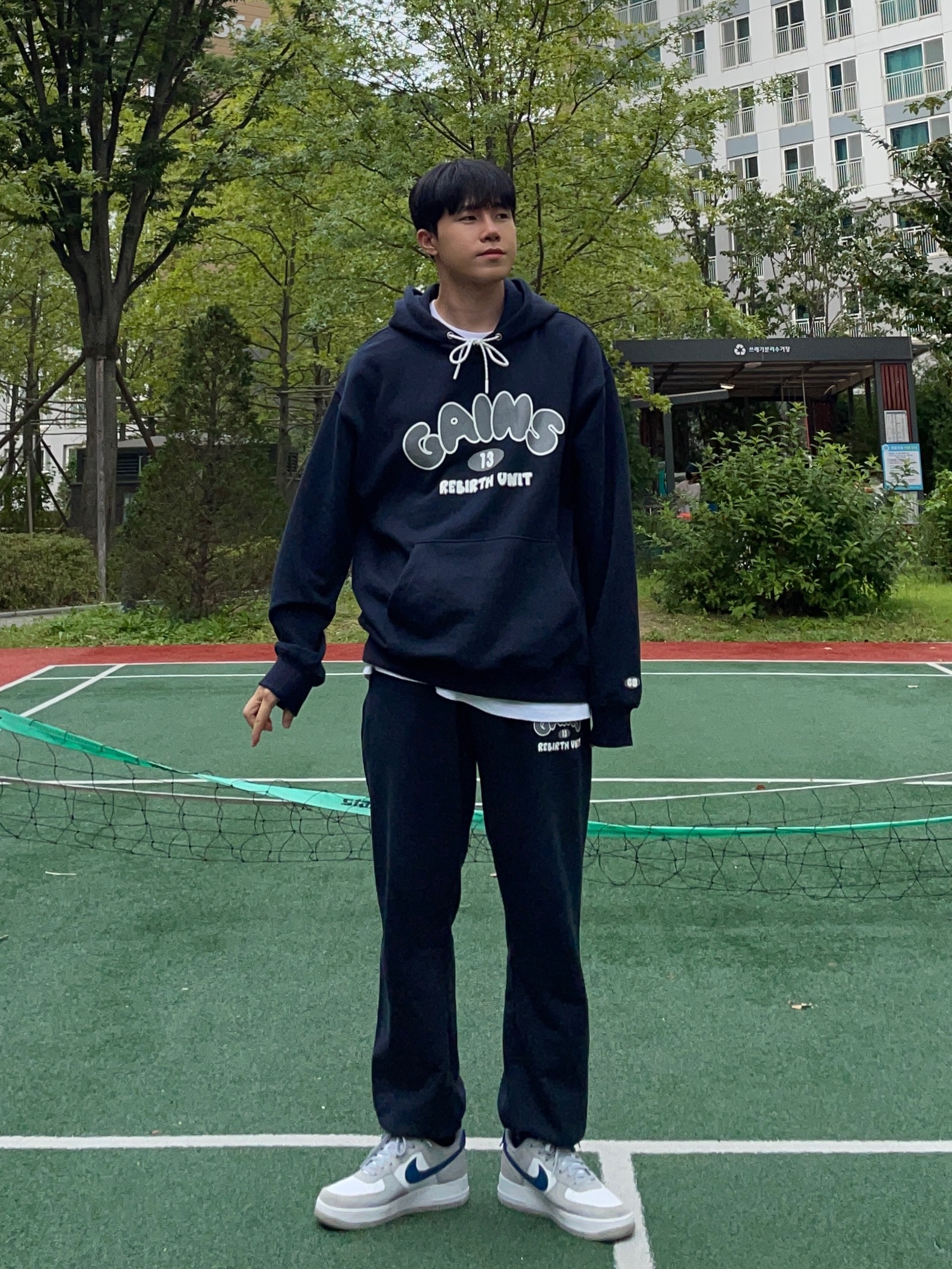 Nike Air Force 1 '07 LV8 Athletic Club Light Smoke Grey Marina 착용 스타일 - 3