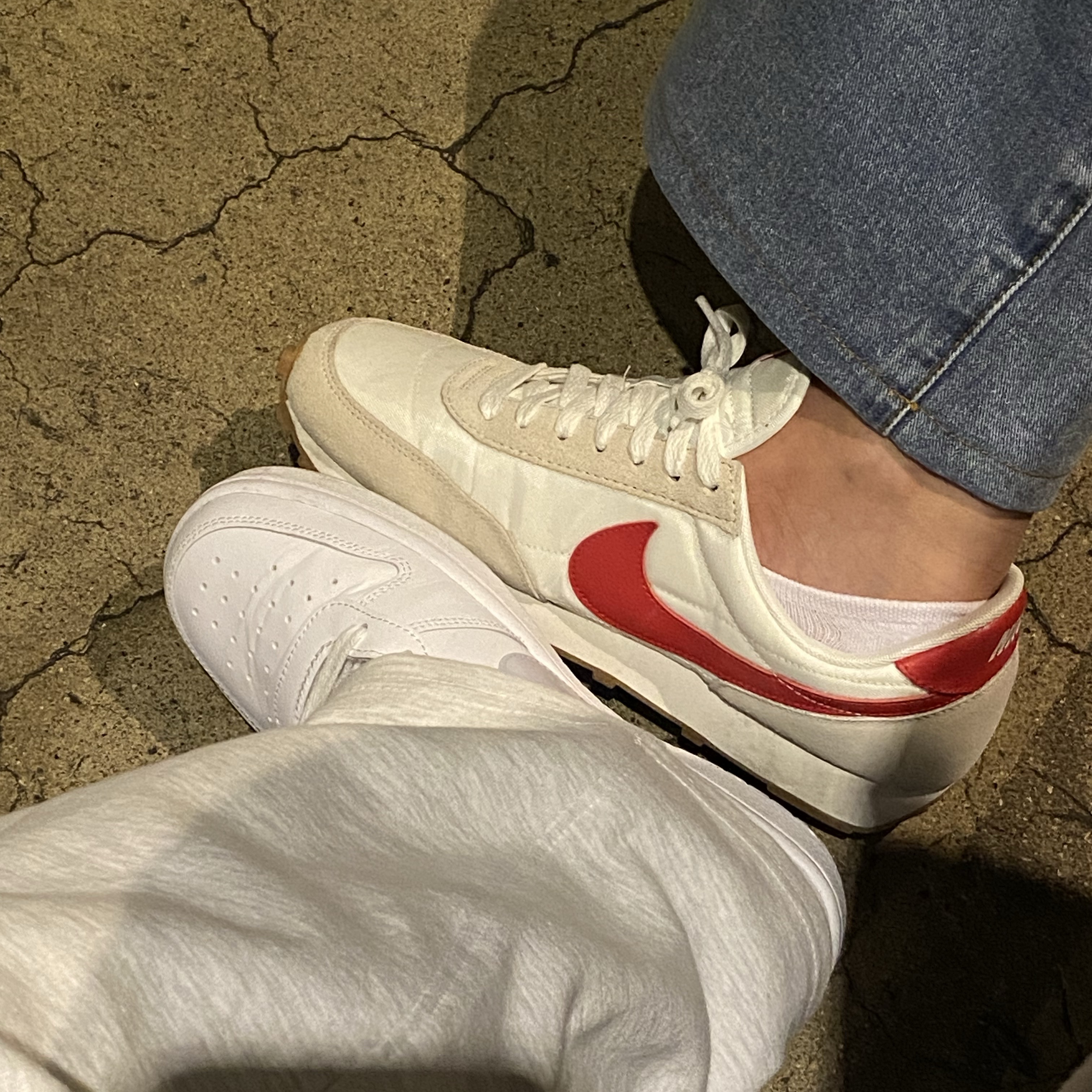 (W) Nike Daybreak Summit White University Red, (GS) Nike Court Borough 2 White Aura 착용 스타일