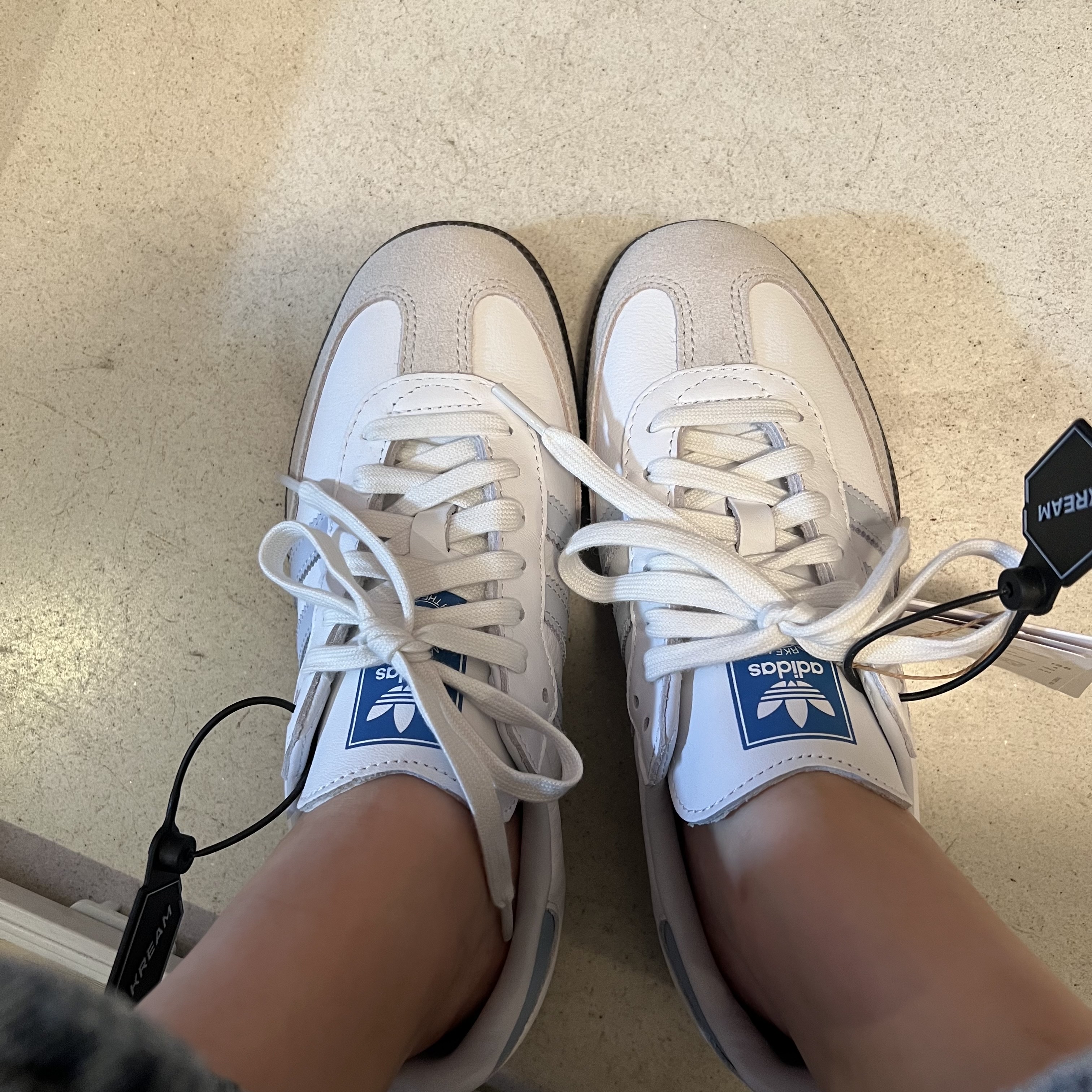 Adidas Samba OG Core White Halo Blue 착용 스타일 - 2