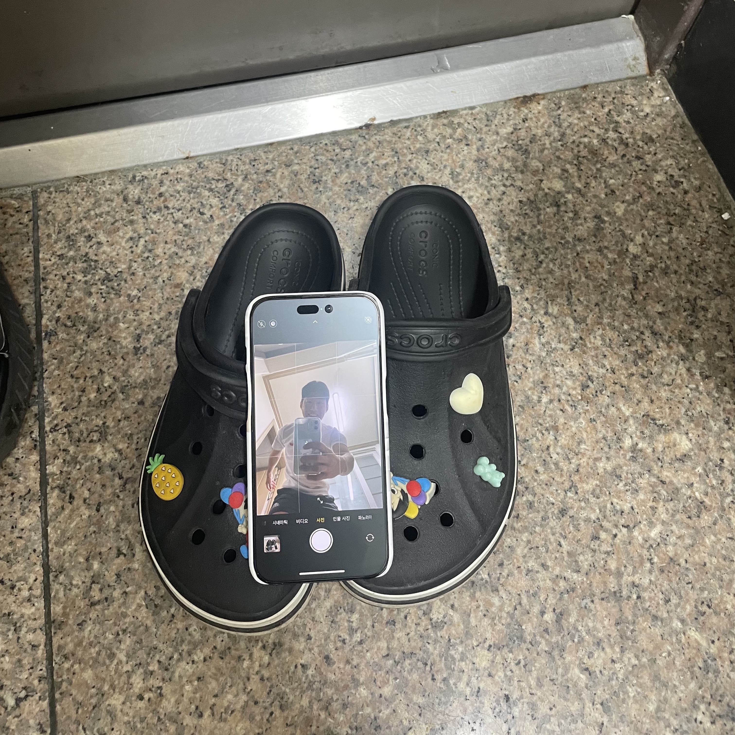 Crocs Bayaband Clog Black White 착용 스타일