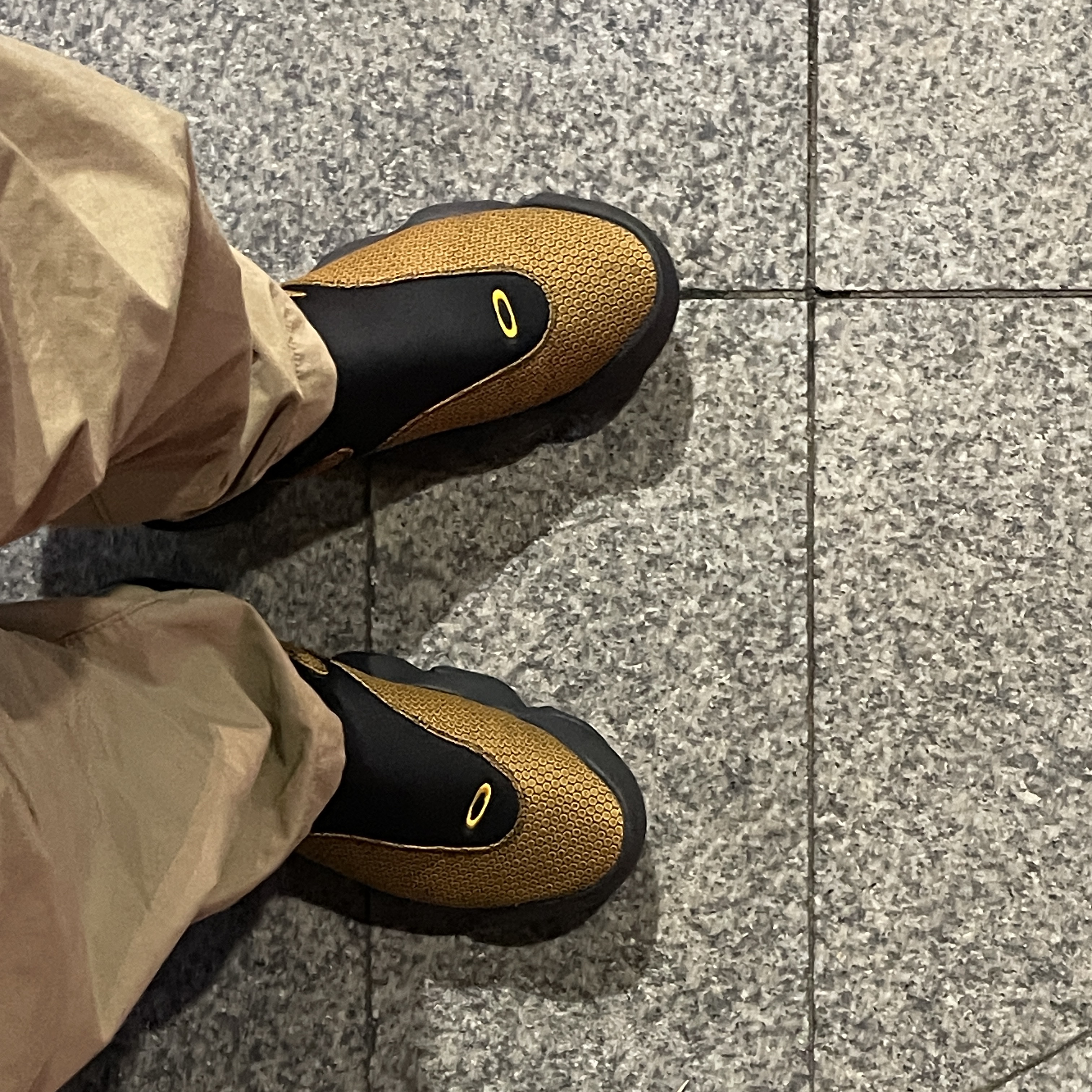 Oakley Factory Team x Brain Dead Jacquard Flesh Yellow Black 착용 스타일