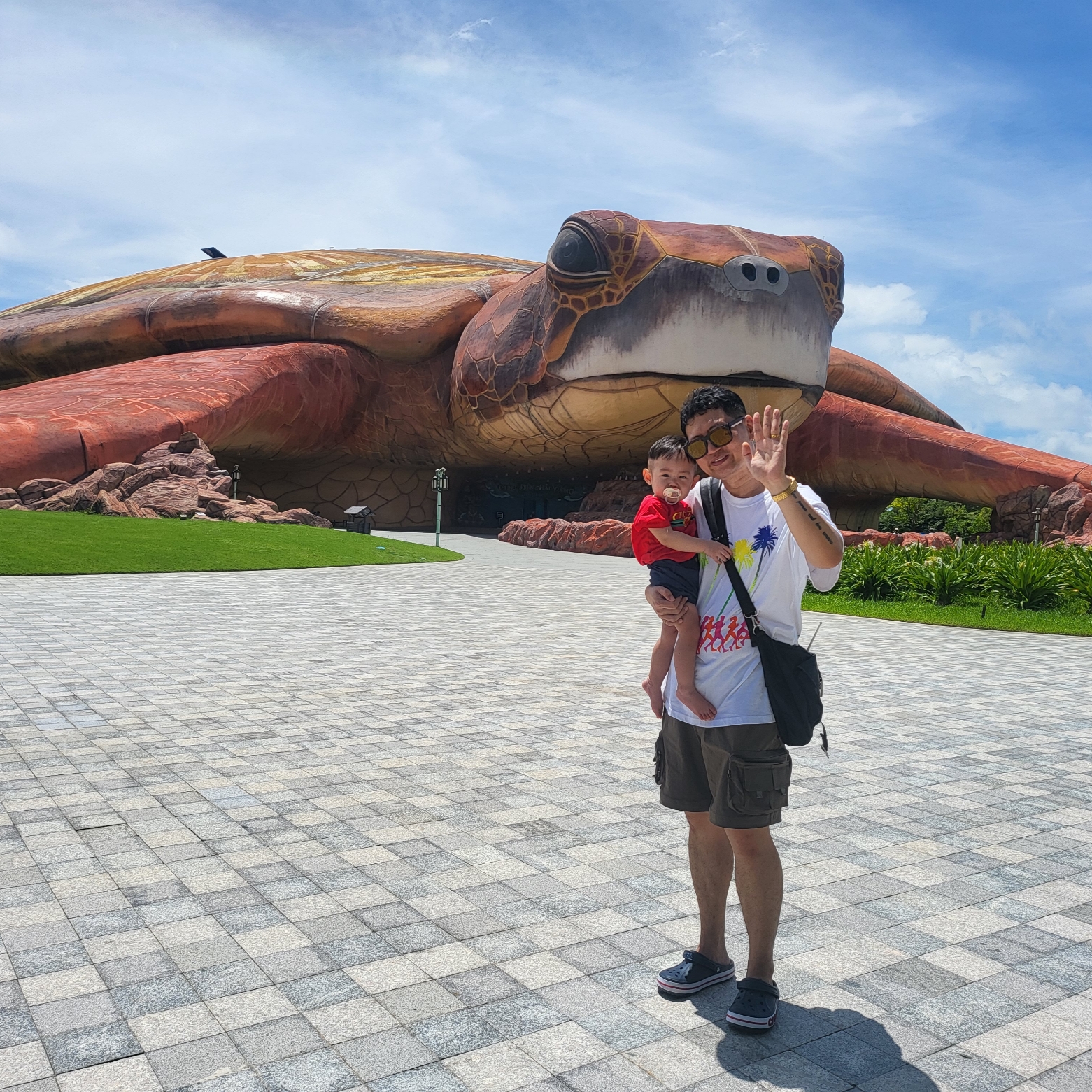 Nike x Stussy Douglas Firs to Palm Trees T-Shirt - Asia, Nike ACG Snowgrass Cargo Shorts Velvet Brown - Asia 착용 스타일 - 2