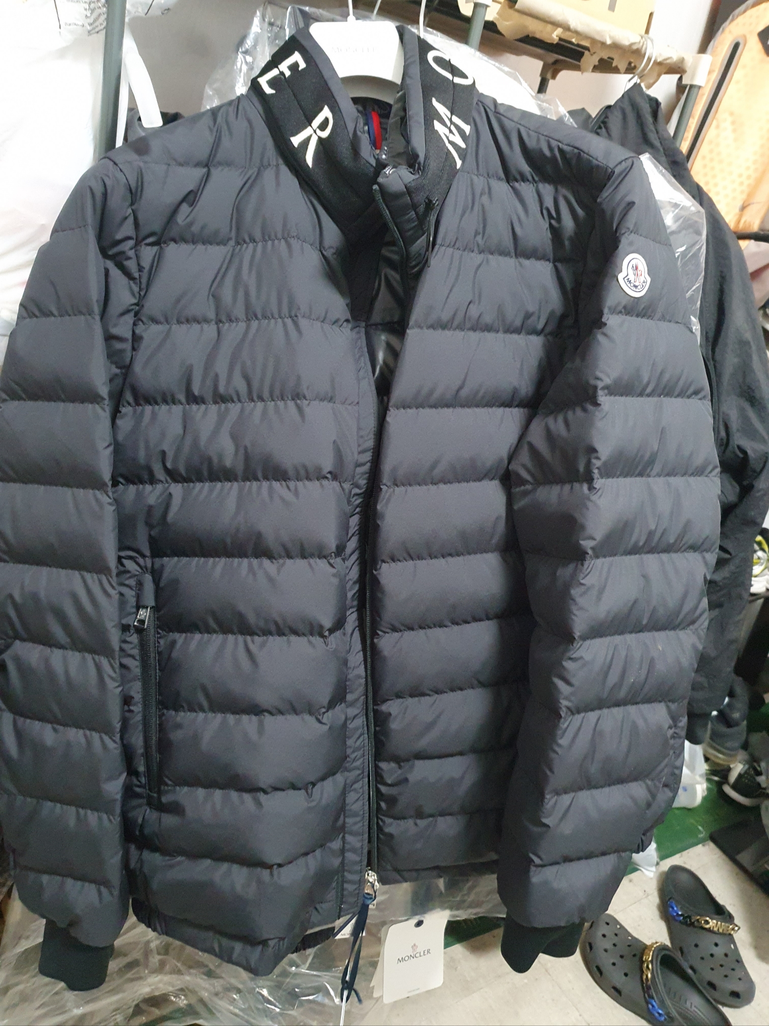 Moncler Akio Short Down Jacket Black - 23SS 착용 스타일