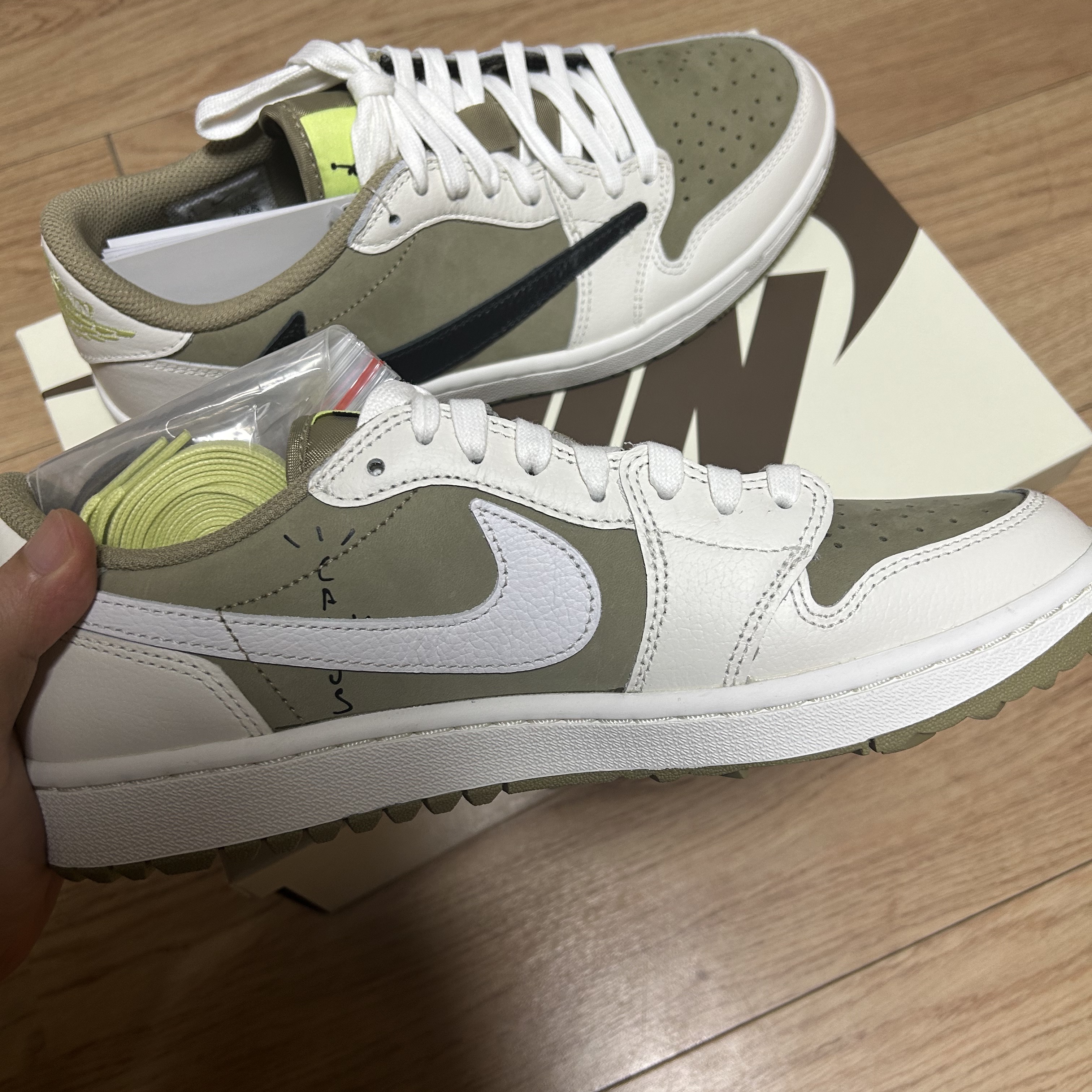 Jordan 1 x Travis Scott Retro Low Golf NRG Neutral Olive 착용 스타일 - 1