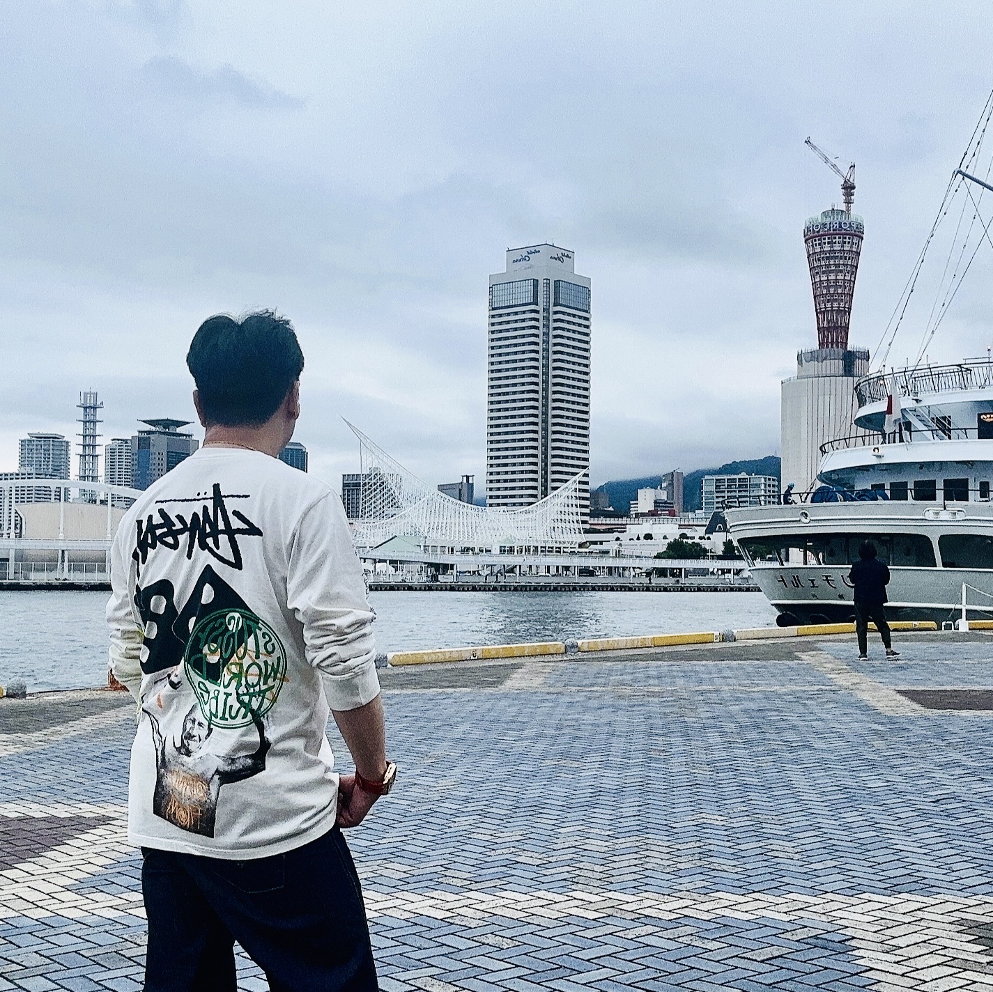 Stussy Strike Pigment Dyed LS T-Shirt Natural 착용 스타일