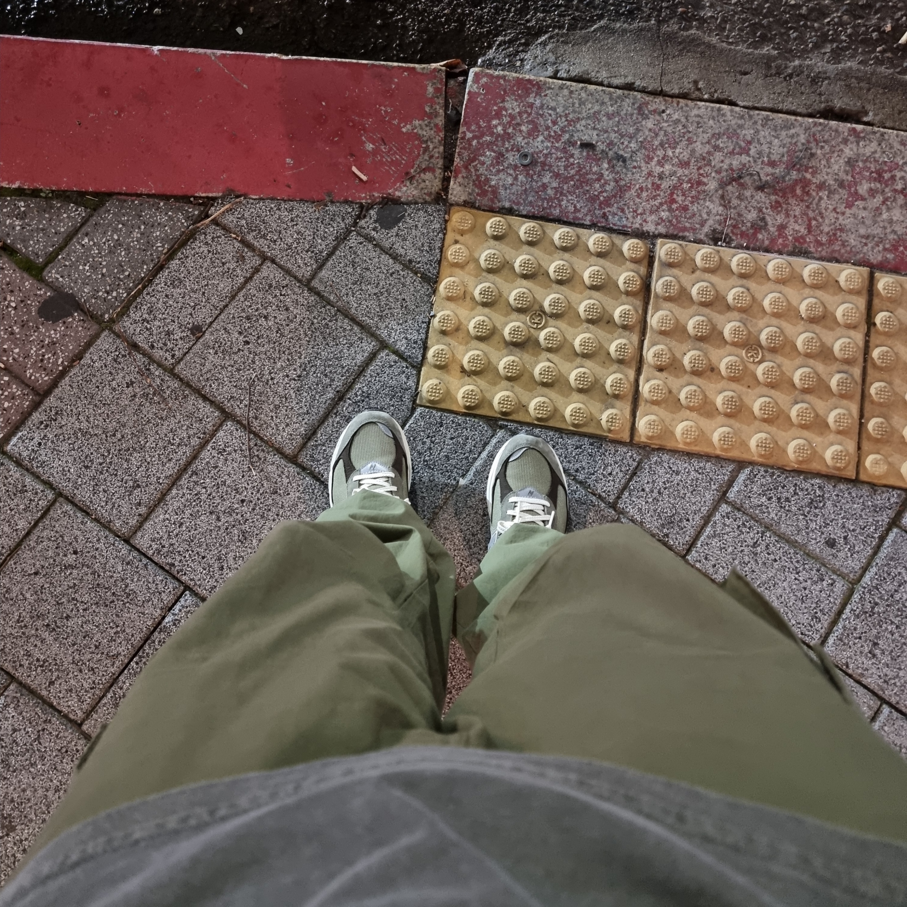 New Balance 2002R Special Vintage Khaki 착용 스타일