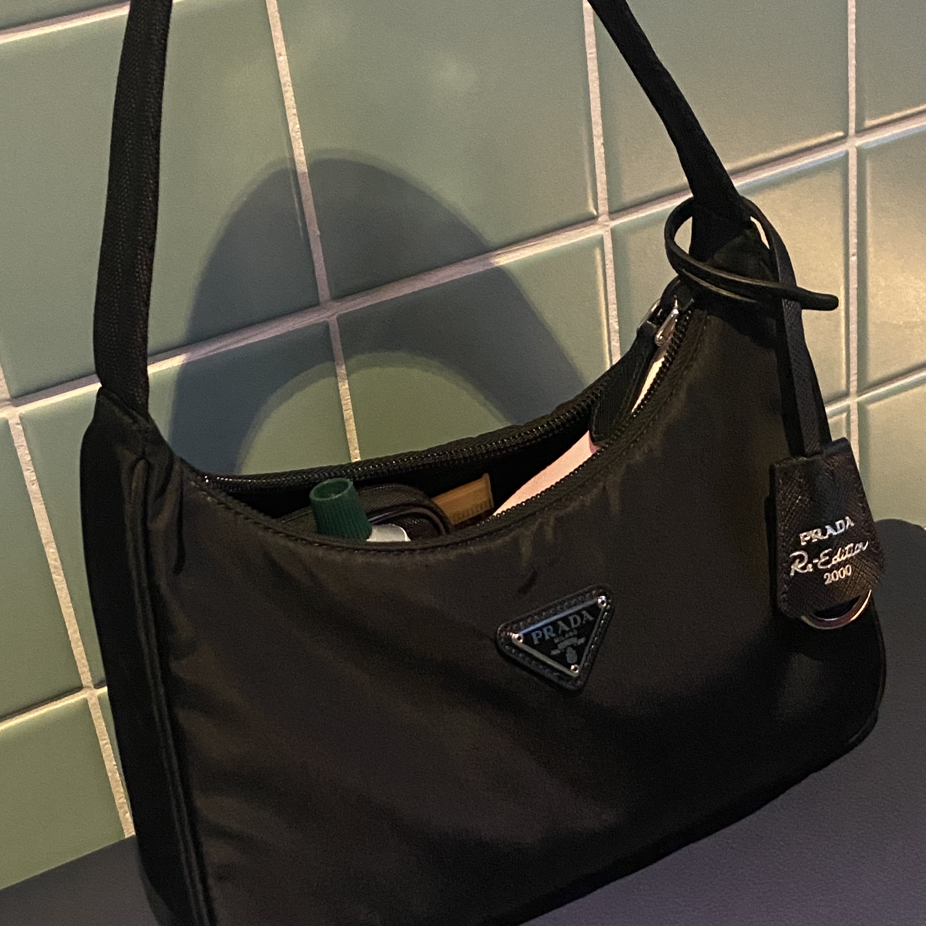 Prada Re-Edition 2000 Re-Nylon Mini Shoulder Bag Black 착용 스타일