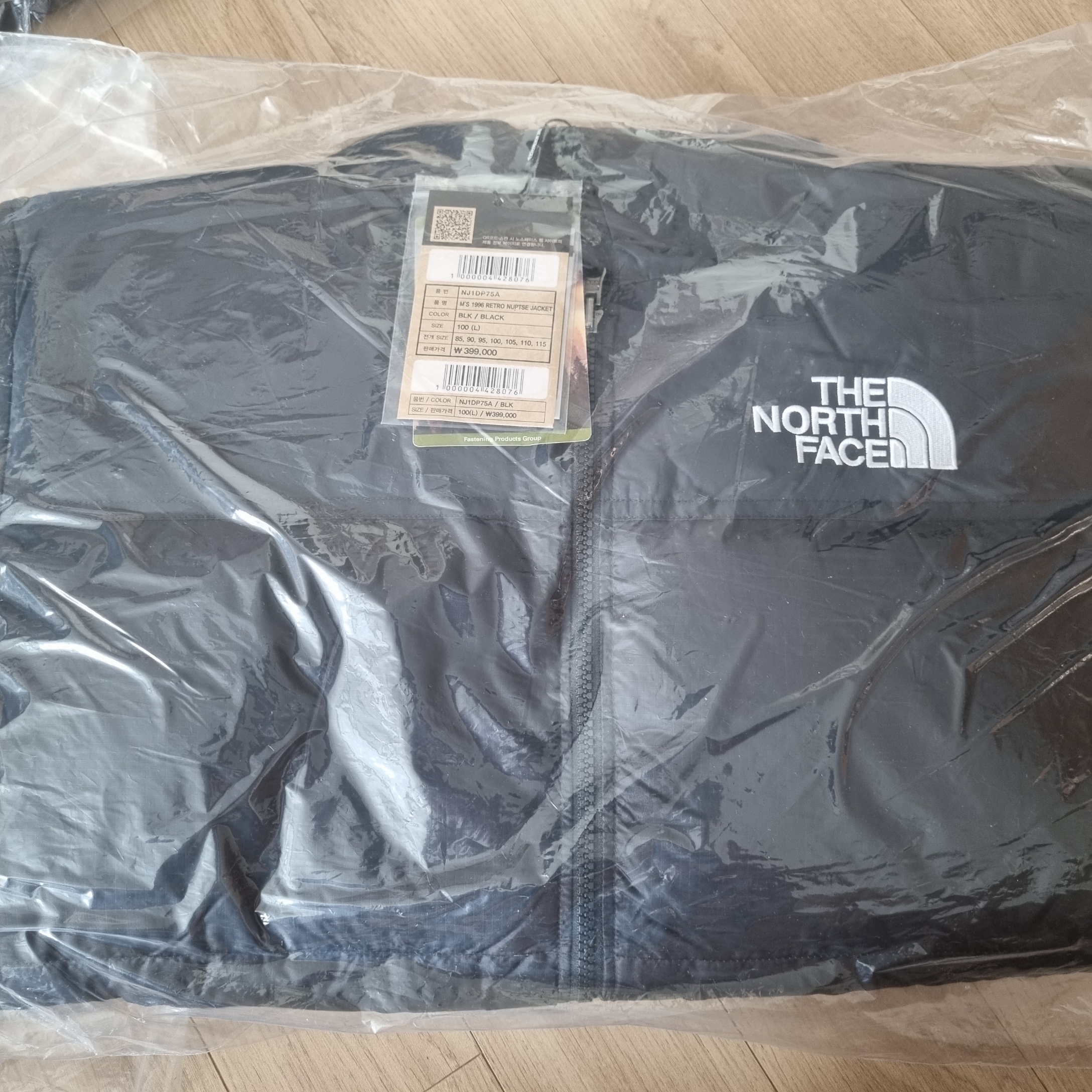 The North Face 1996 Eco Nuptse Jacket Black 착용 스타일
