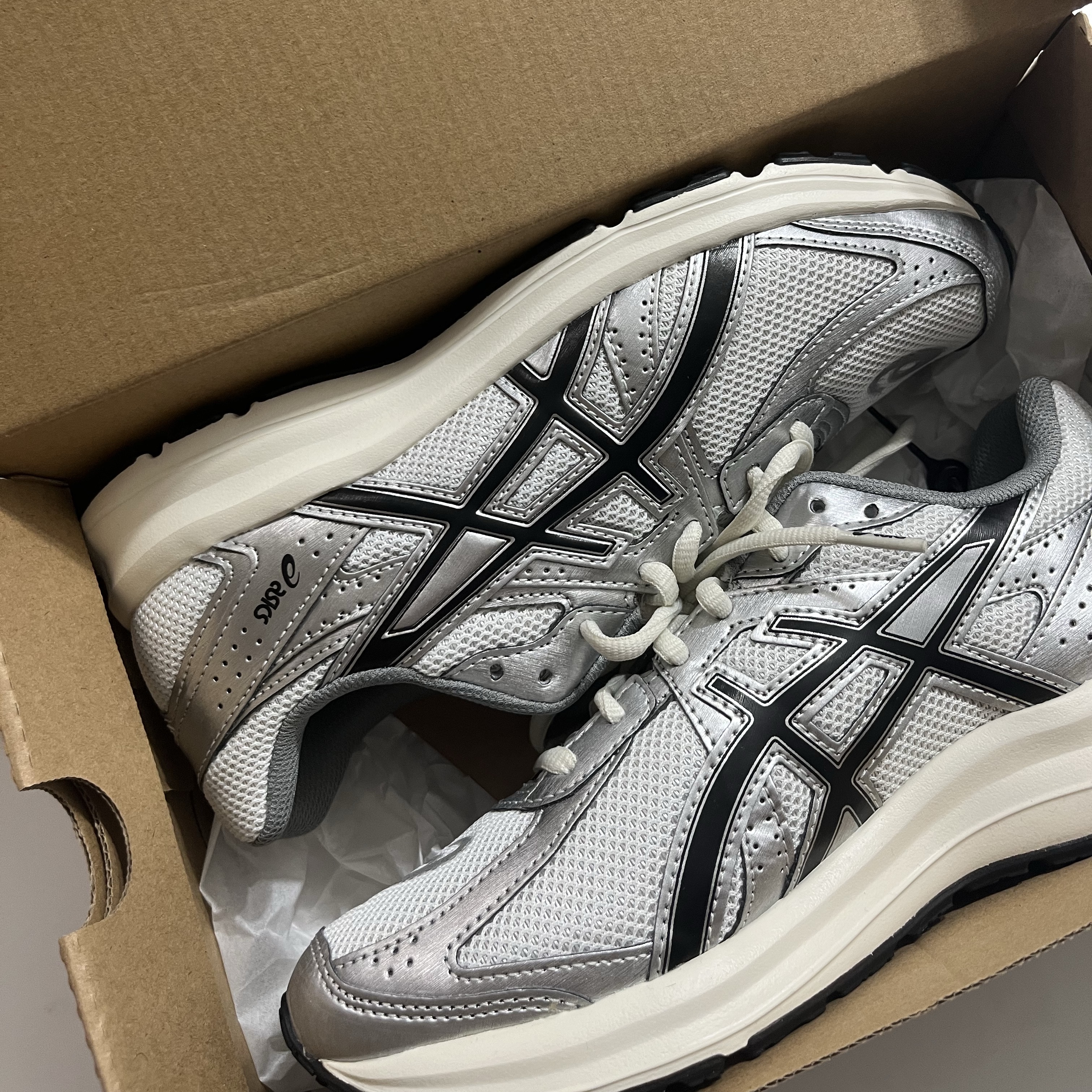 Asics Jog 100 S White Black - 2E Wide 착용 스타일