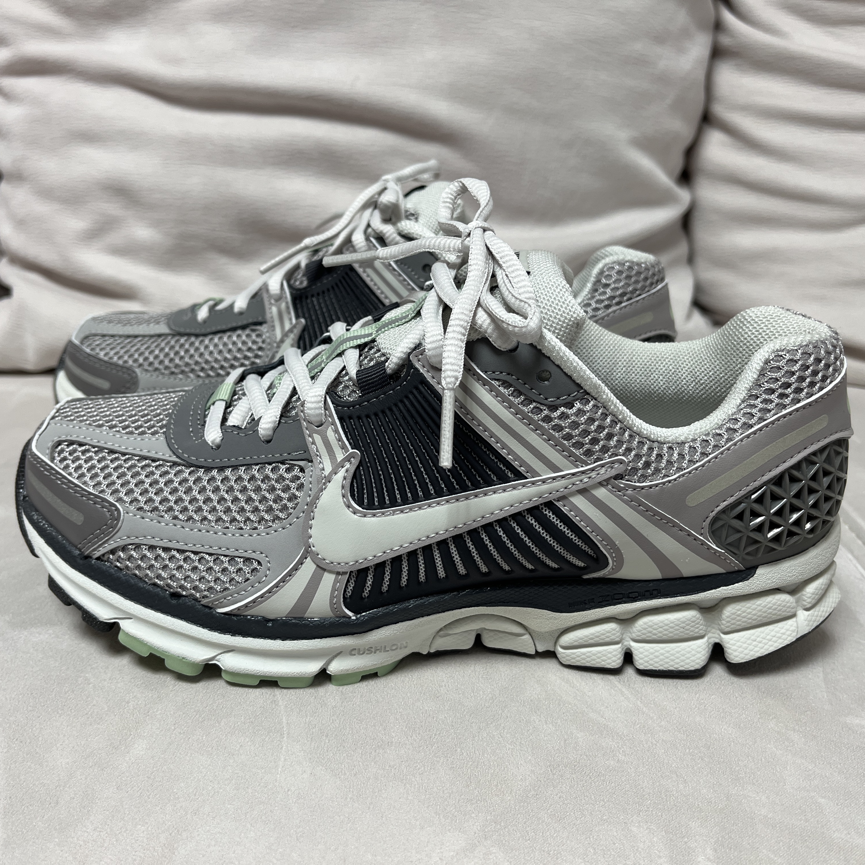 (W) Nike Zoom Vomero 5 Cobblestone and Flat Pewter 착용 스타일