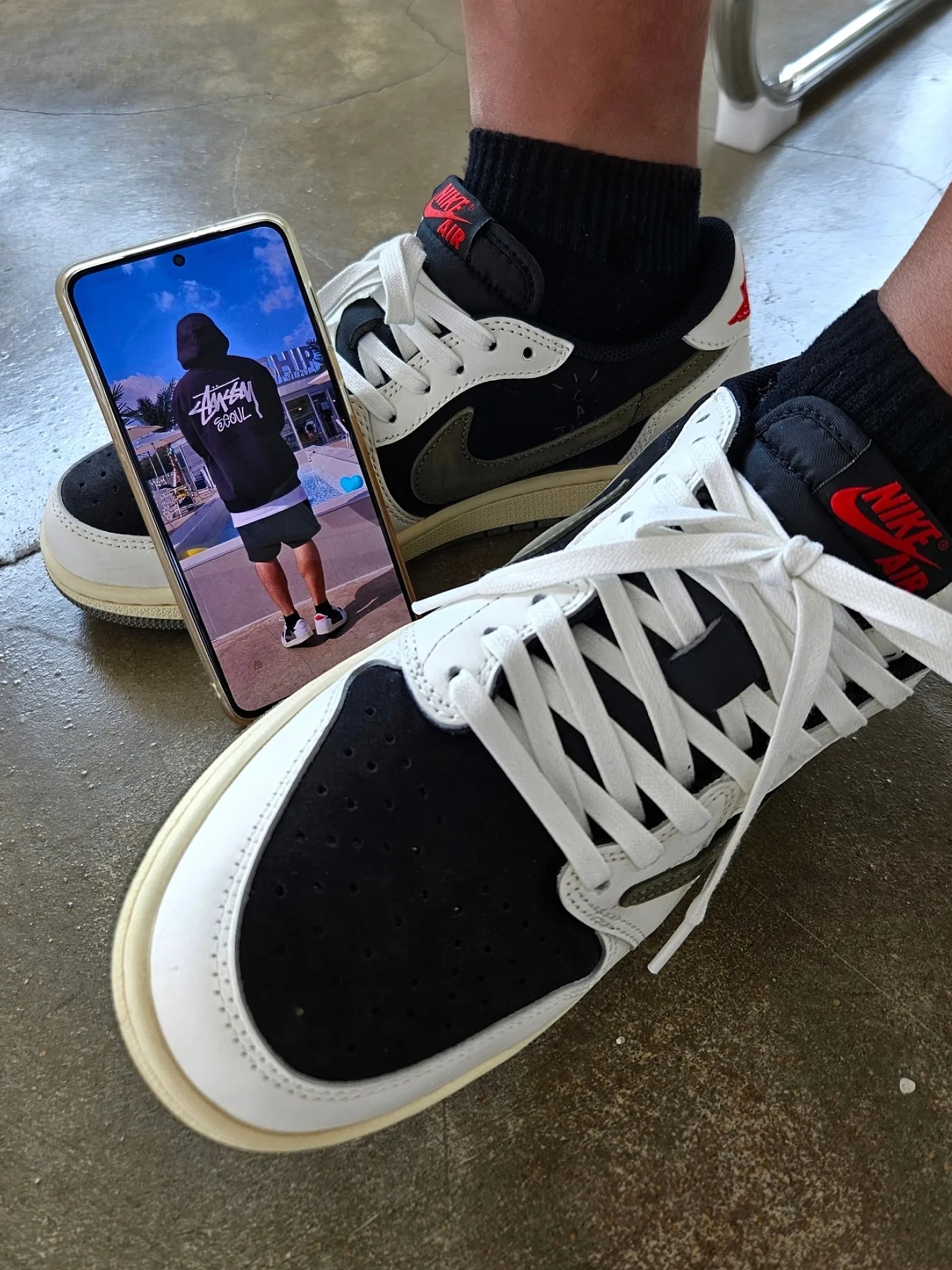 (W) Jordan 1 x Travis Scott Retro Low OG SP Medium Olive 착용 스타일 - 1
