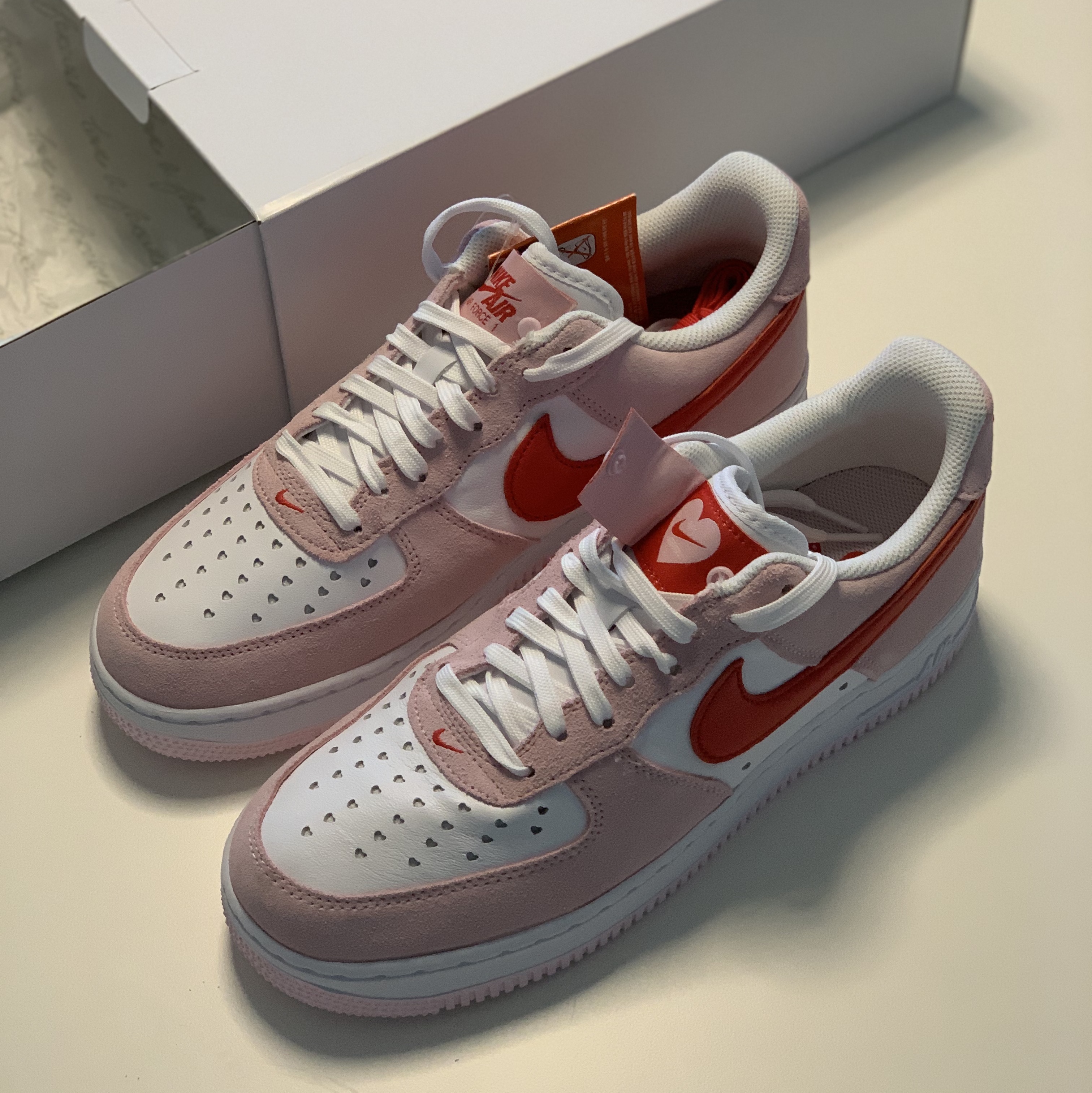 Nike Air Force 1 '07 QS Valentine's Day 착용 스타일