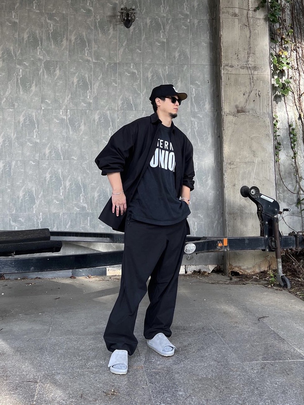 Essentials The Black Collection Button Down Shirt Black - 23SS, Essentials The Black Collection Relaxed Trousers Black - 23SS 착용 스타일