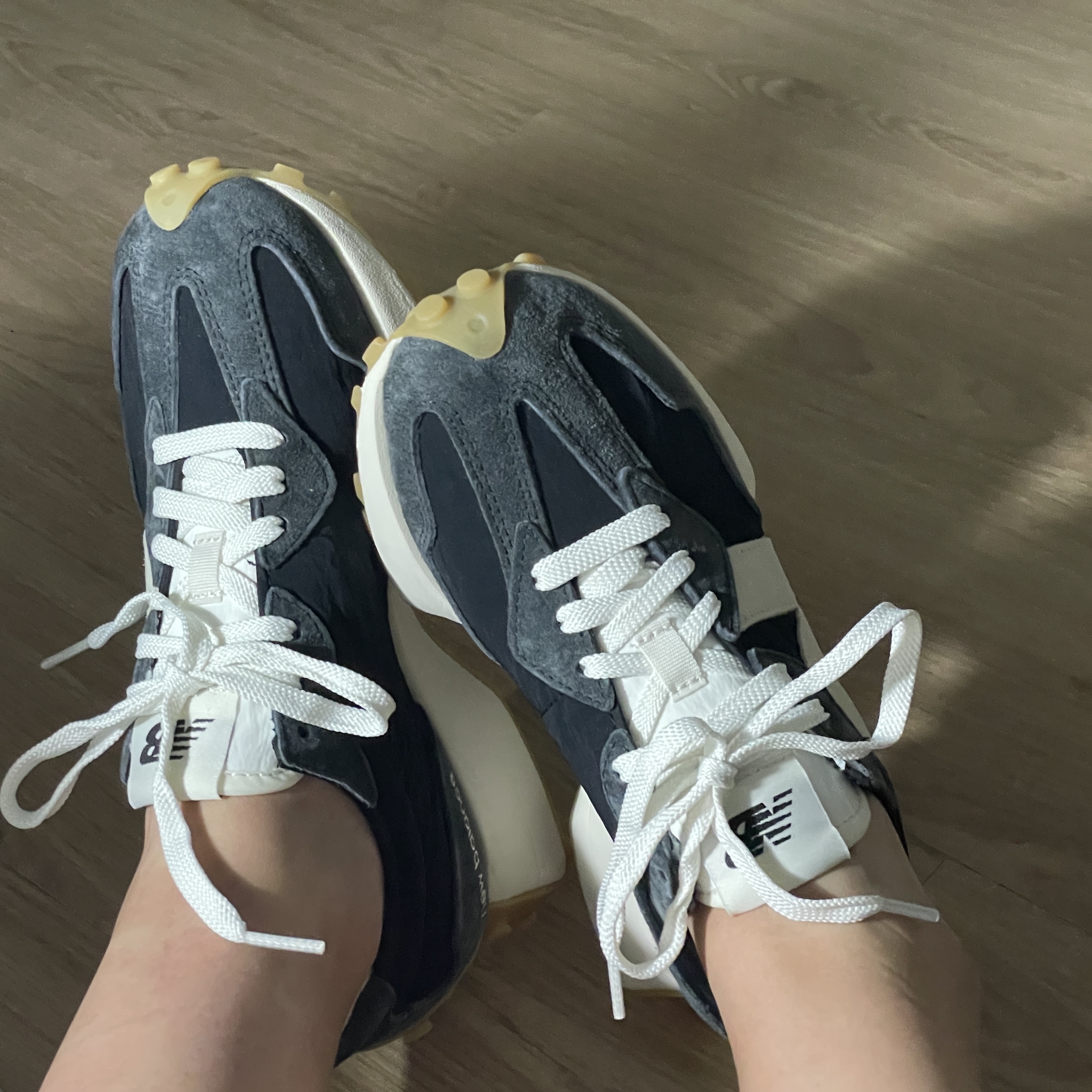 New Balance 327 Clean Vintage Black 착용 스타일