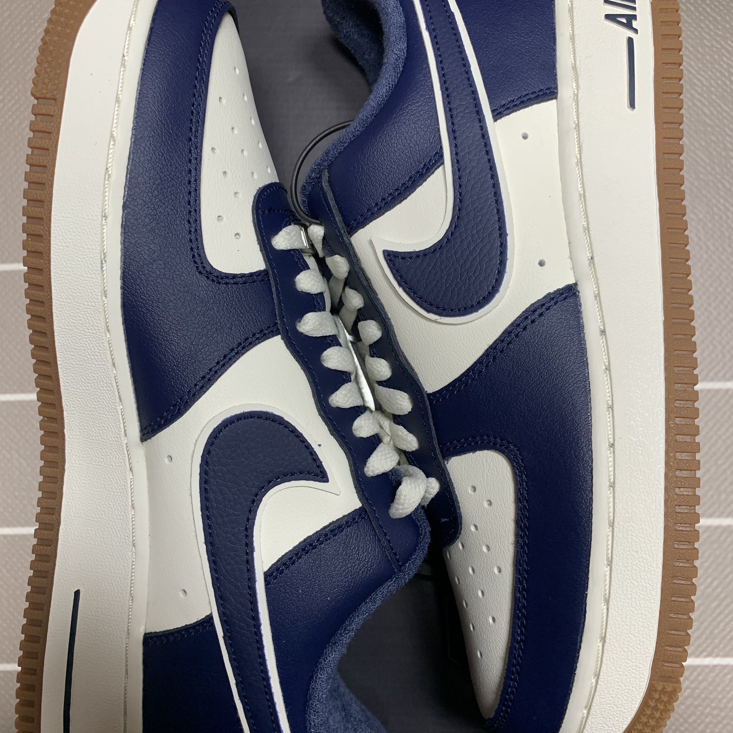 Nike Air Force 1 '07 LV8 Midnight Navy 착용 스타일