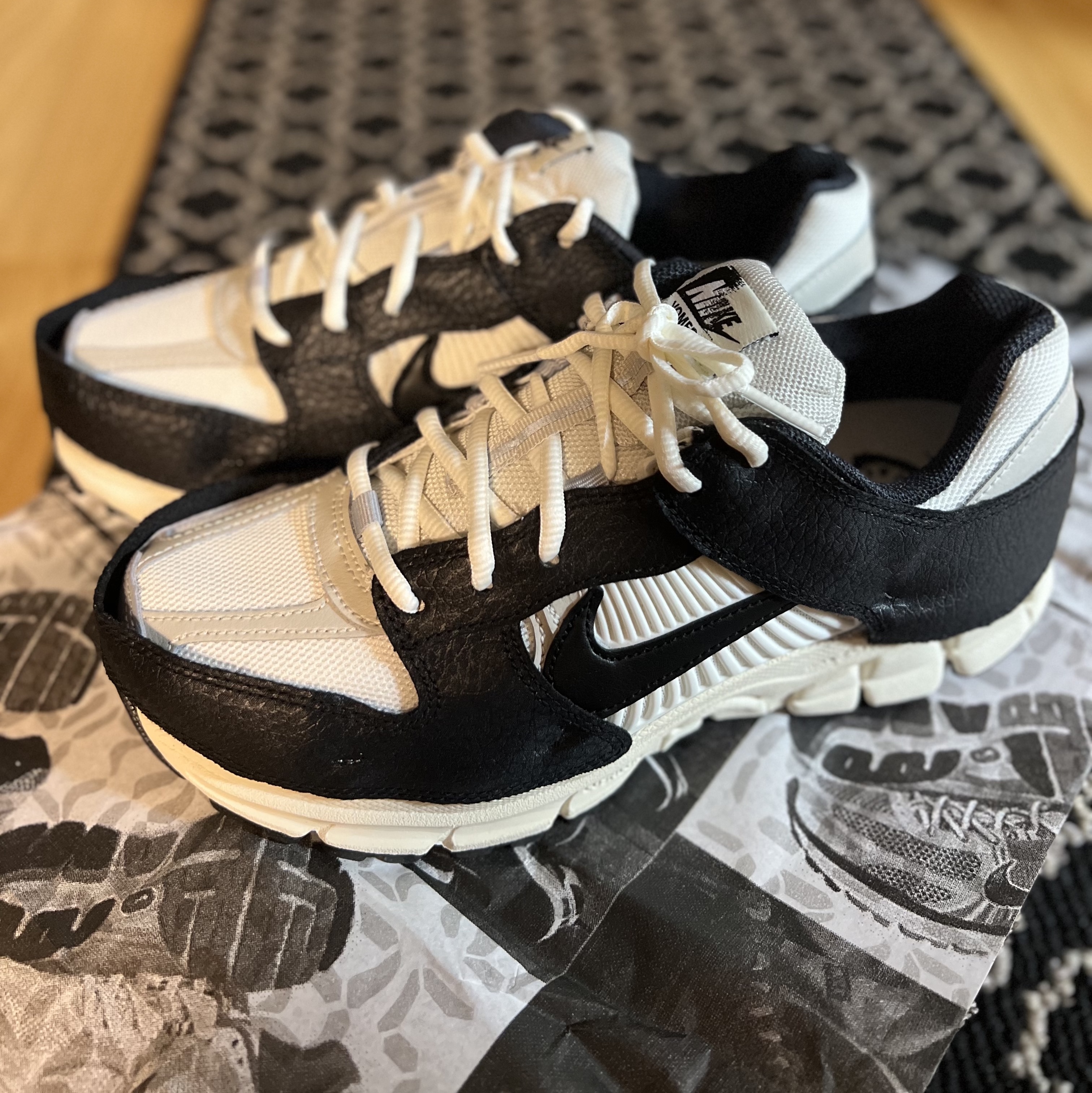 (W) Nike Zoom Vomero 5 Wolf Grey and Black 착용 스타일