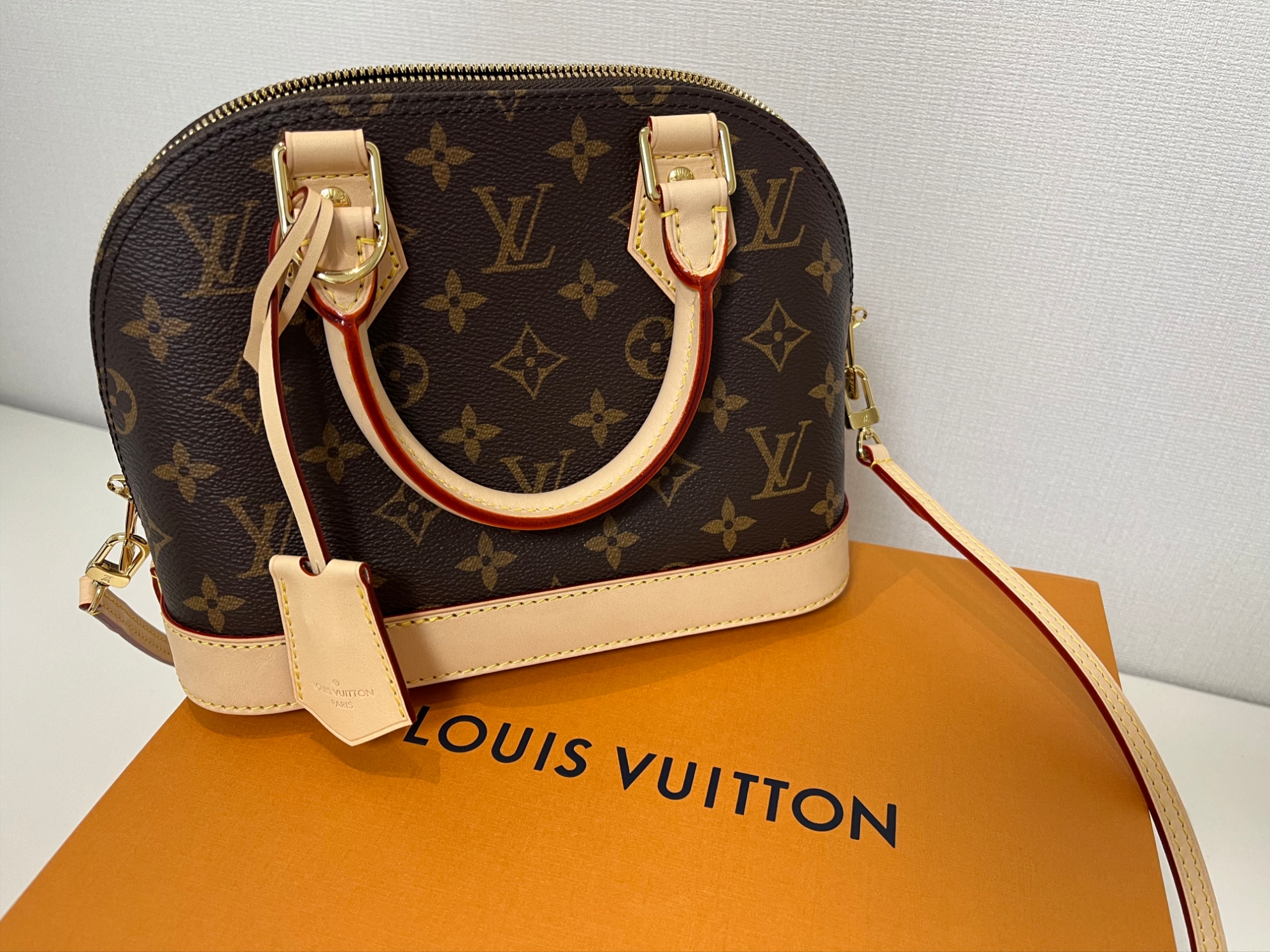 Louis Vuitton Alma BB Monogram 착용 스타일