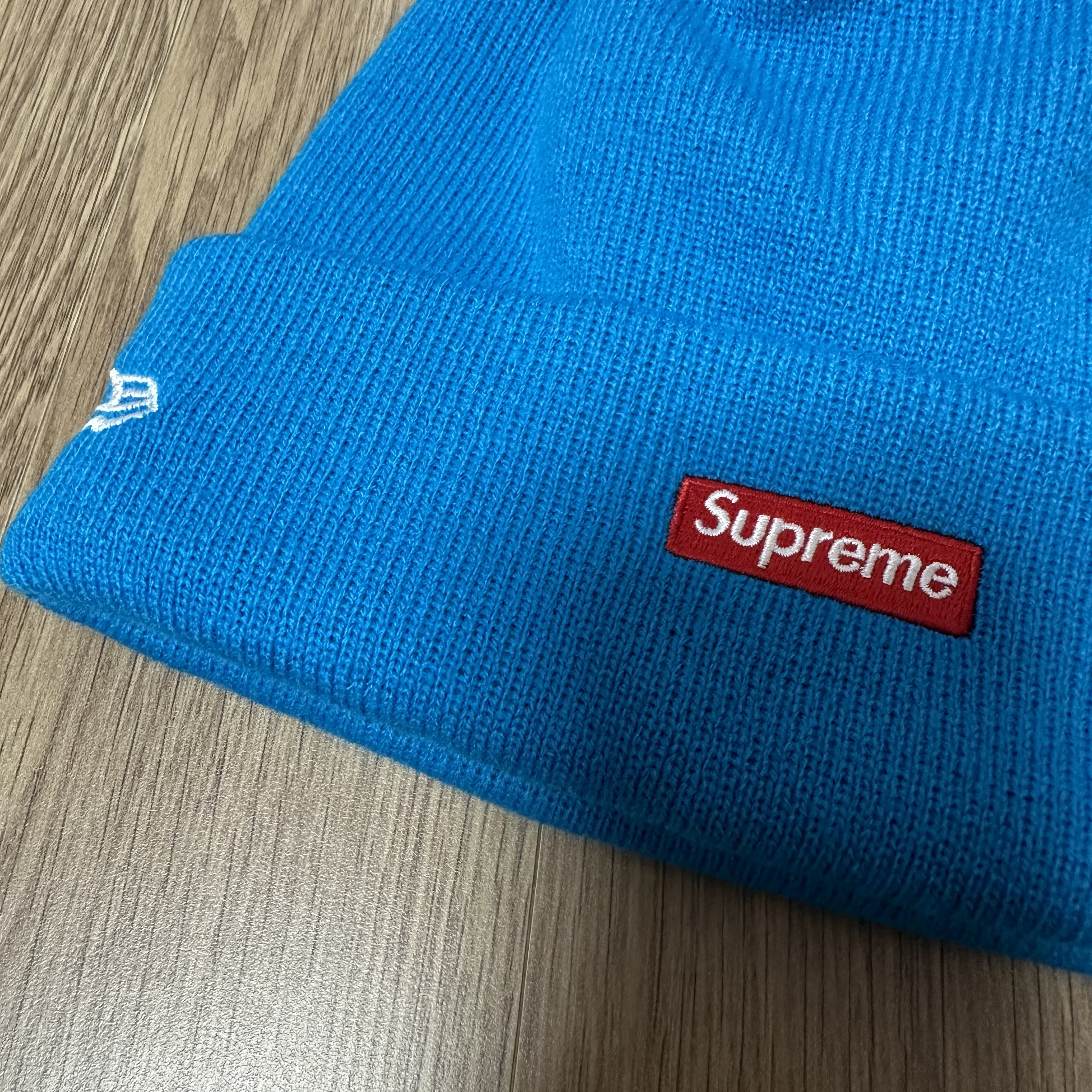 Supreme New Era Varsity Beanie Slate - 23FW 착용 스타일 - 3