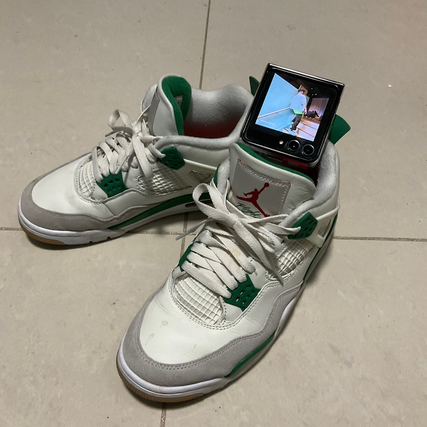 Jordan 3 Retro Cardinal Red, Balenciaga Explorer Beltpack Black 착용 스타일 - 5