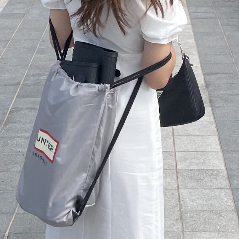 (W) Hunter Original Tall Rain Boots Black, Prada Re-Edition 2005 Re-Nylon Shoulder Bag Black 착용 스타일