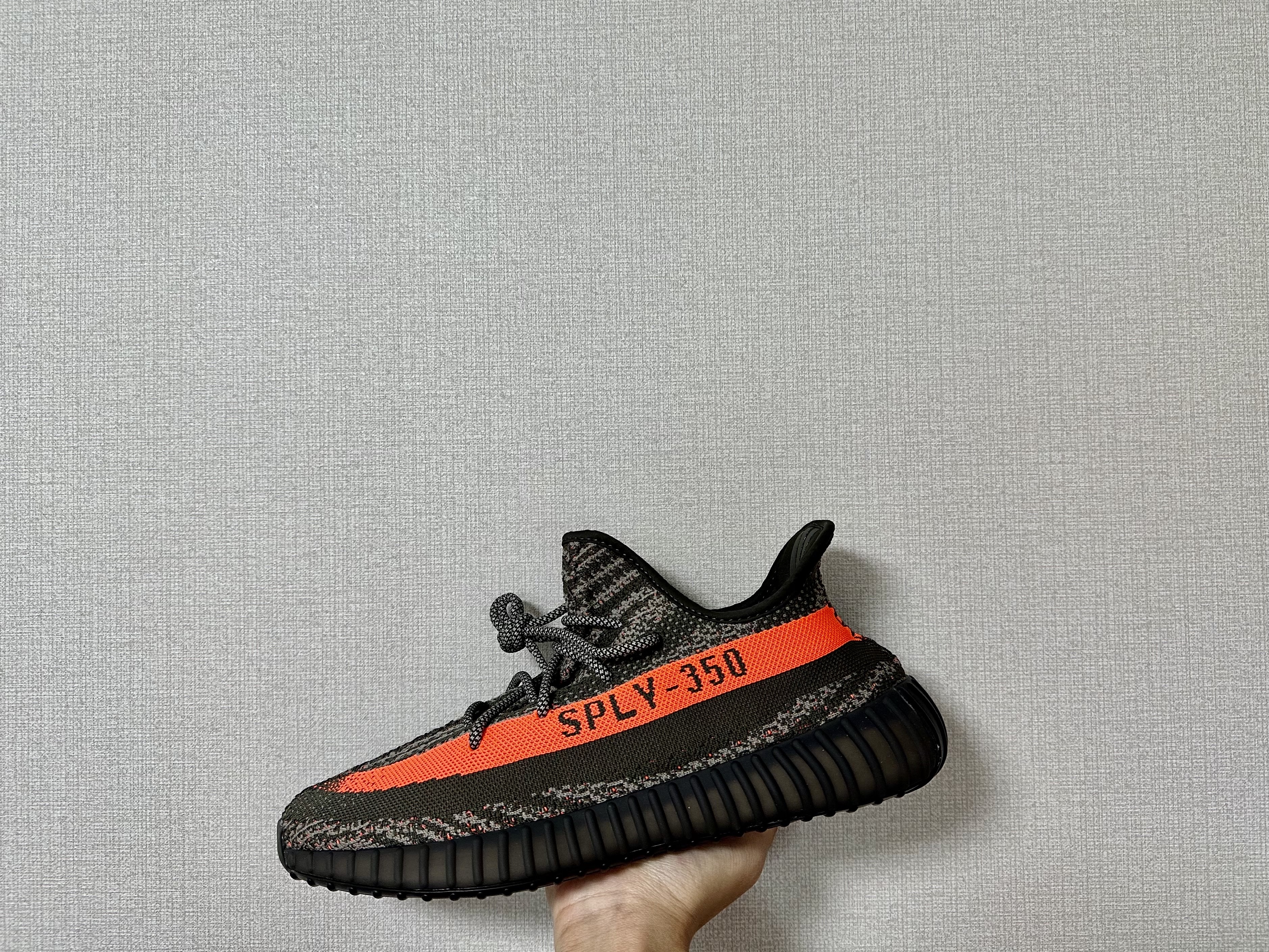 Adidas Yeezy Boost 350 V2 Onyx, Adidas Yeezy Boost 350 V2 Carbon Beluga 착용 스타일 - 2