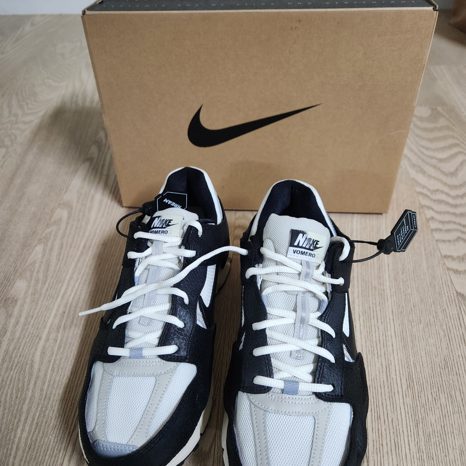 (W) Nike Zoom Vomero 5 Wolf Grey and Black 착용 스타일 - 2