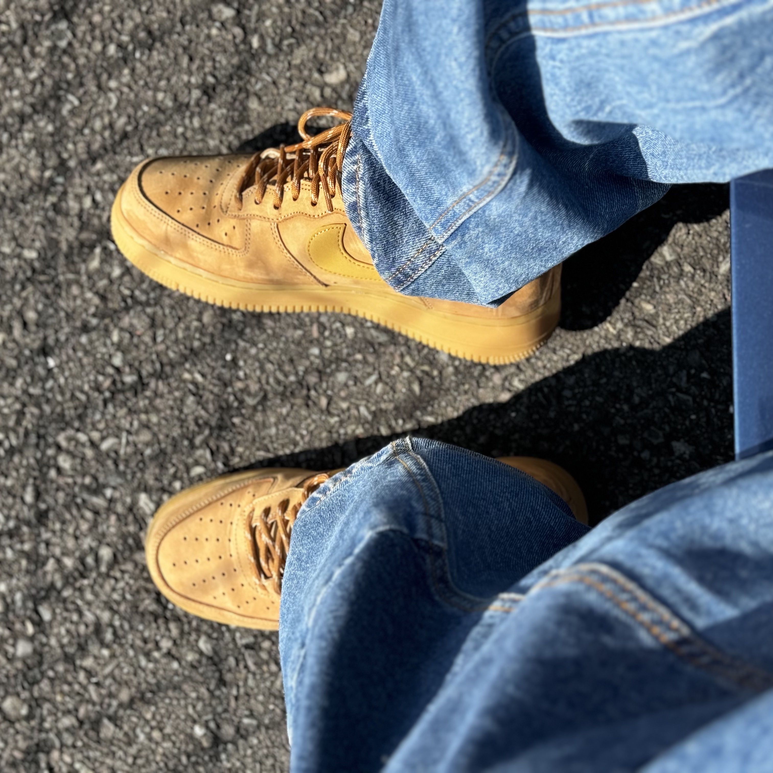 Nike Air Force 1 '07 WB Flax, Zara x Ader Error Barrel Leg Jeans Blue 착용 스타일 - 2