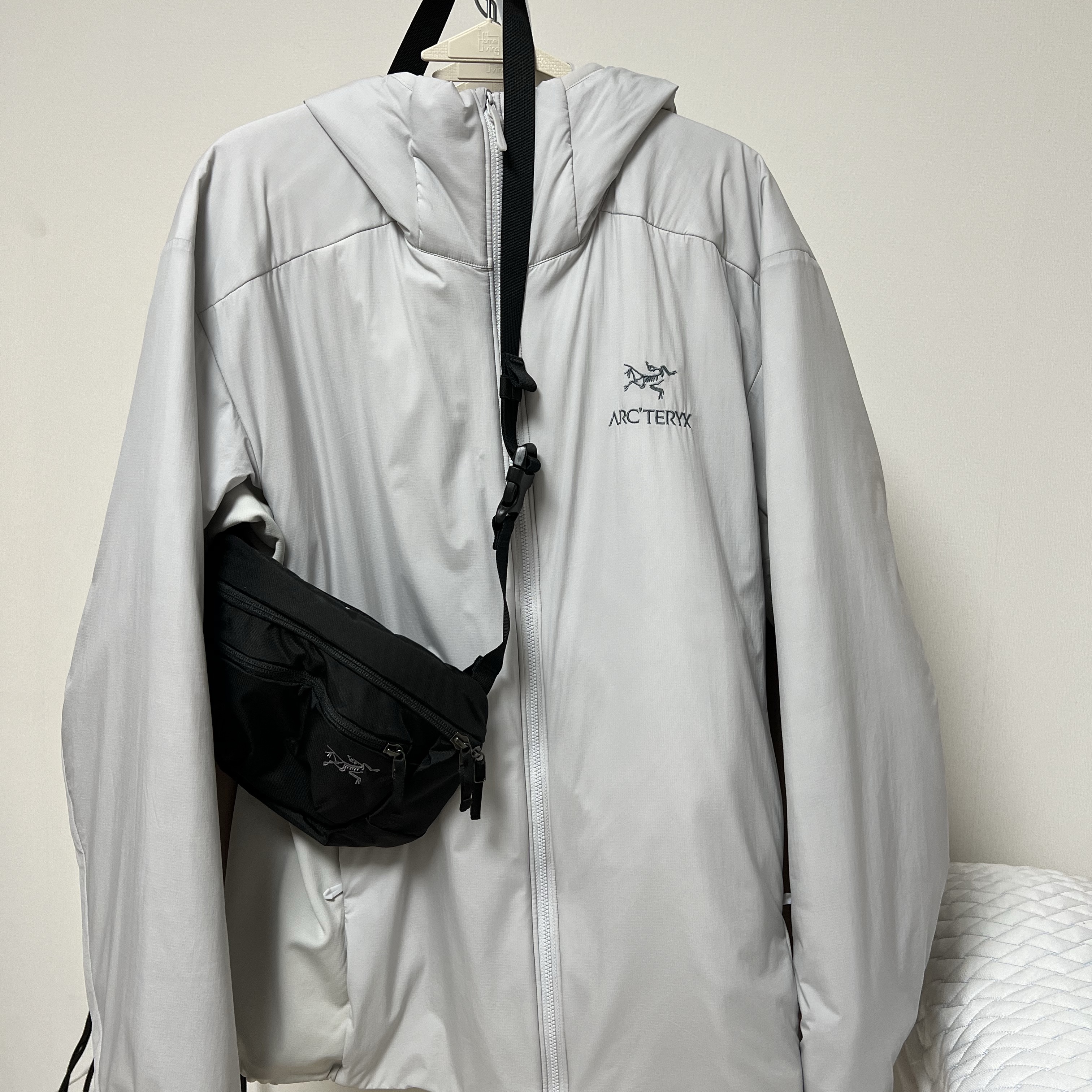Arc'teryx Atom LT Hoody Solitude, Arc'teryx Mantis 2 Waistpack Black 착용 스타일